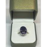 A SILVER AND BLUE JOHN STONE RING SIZE Q IN A PRESENTATION BOX