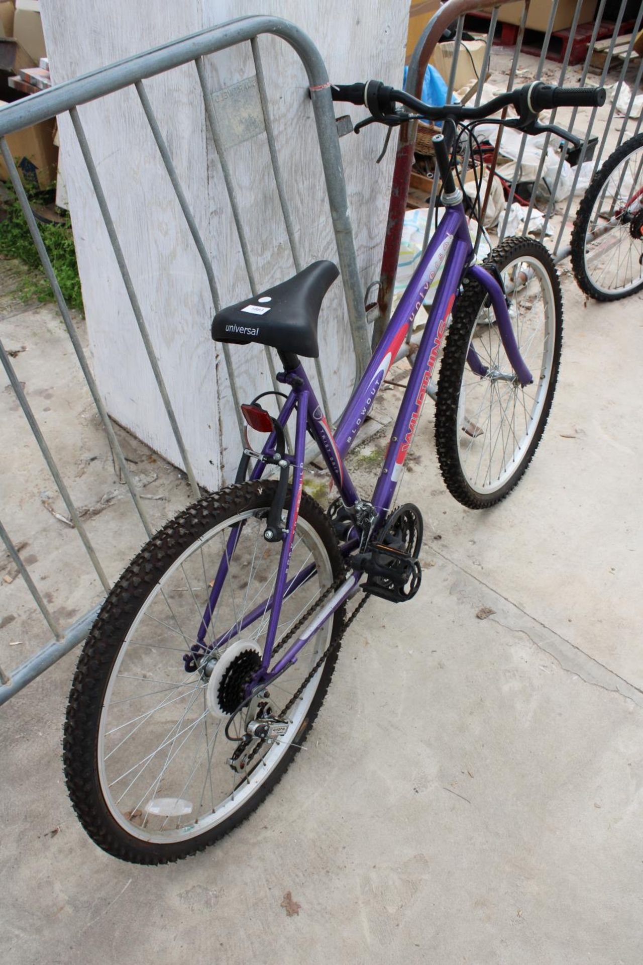 A WILDTHING UNIVERSAL LADIES BIKE WITH 18 SPEED GEAR SYSTEM - Image 2 of 3