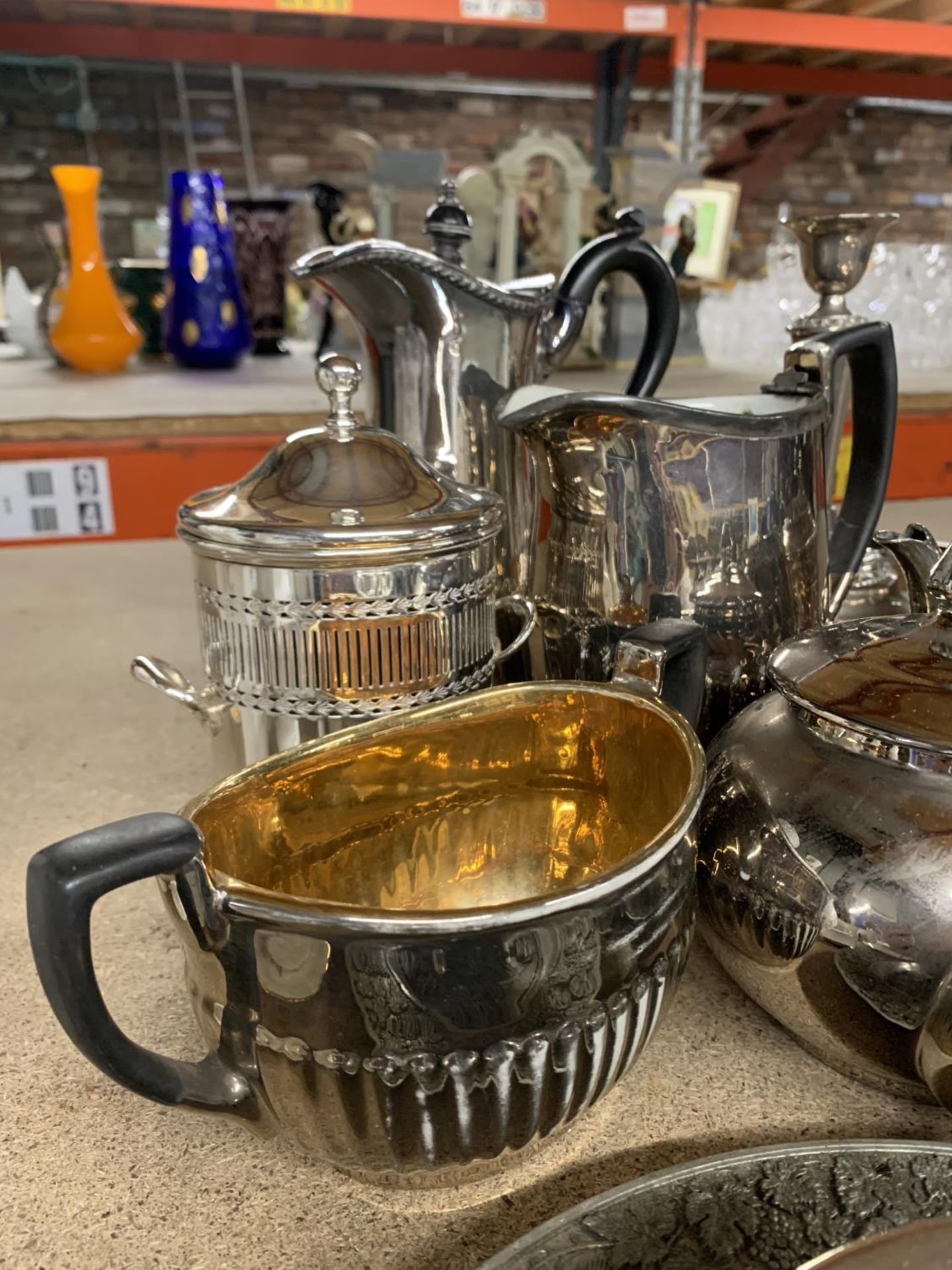A LARGE QUANTITY OF SILVER PLATE TO INCLUDE JUGS, CANDLESTICKS, BOWLS, A TEAPOT, COFFEE POT, - Bild 2 aus 5