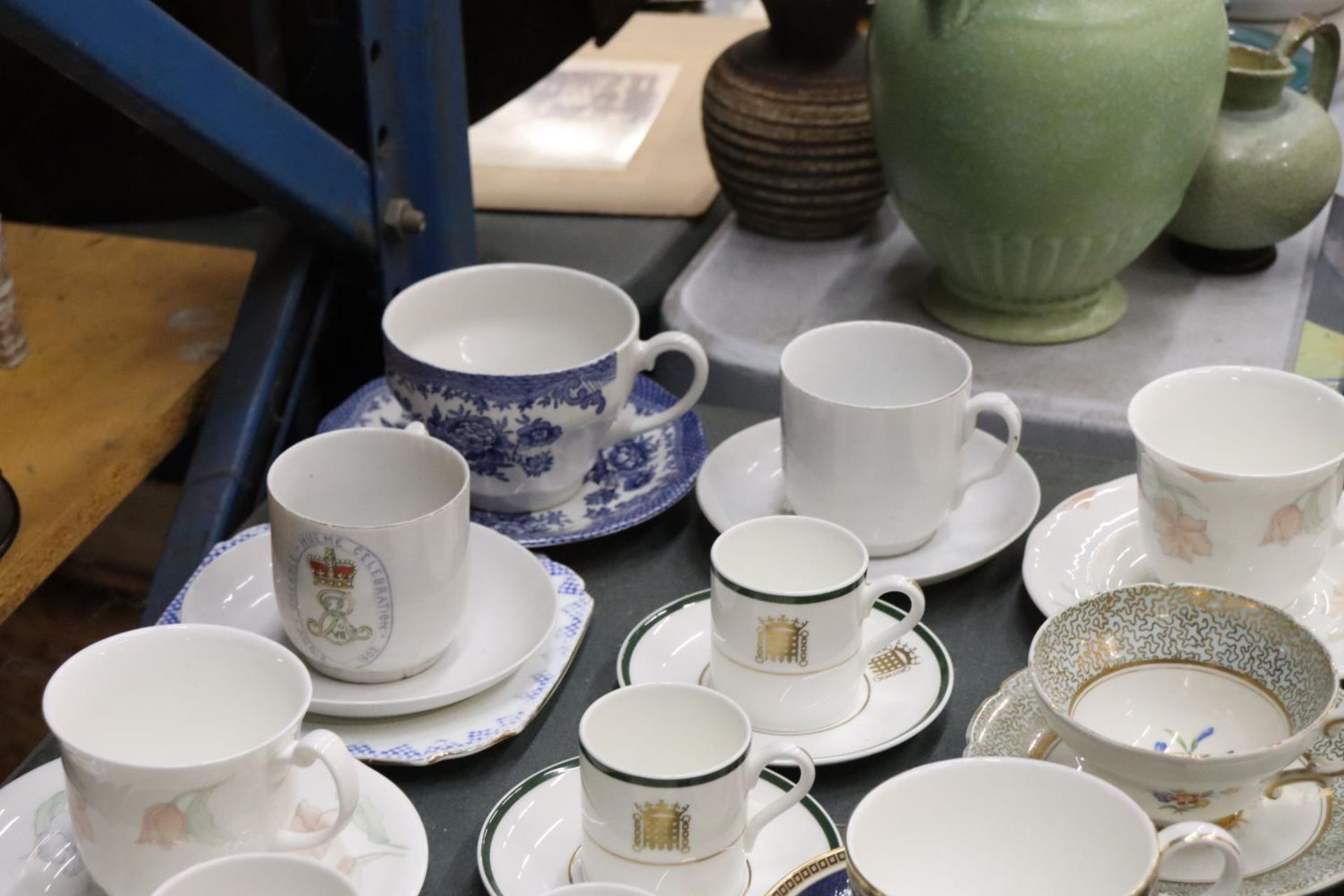 A QUANTITY OF TEACUPS AND SAUCERS TO INCLUDE ROYAL DOULTON "FANTASIA", WEDGWOOD, ROYAL ADDERLEY, - Image 5 of 6