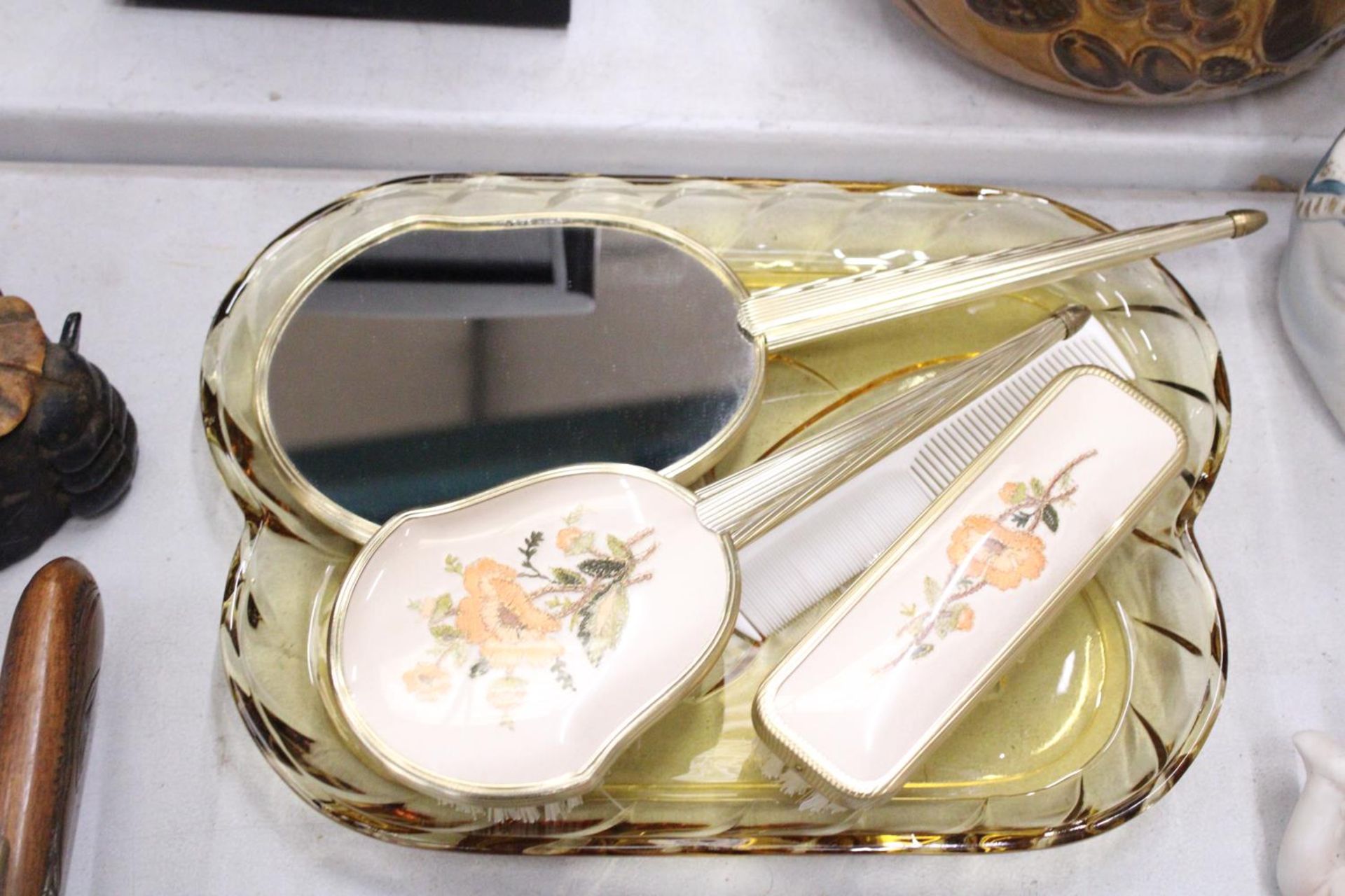 A VINTAGE DRESSING TABLE BRUSH TO INCLUDE, GLAS TRAY, TWO BRUSHES, A MIRROR AND COMB, WITH - Image 5 of 5
