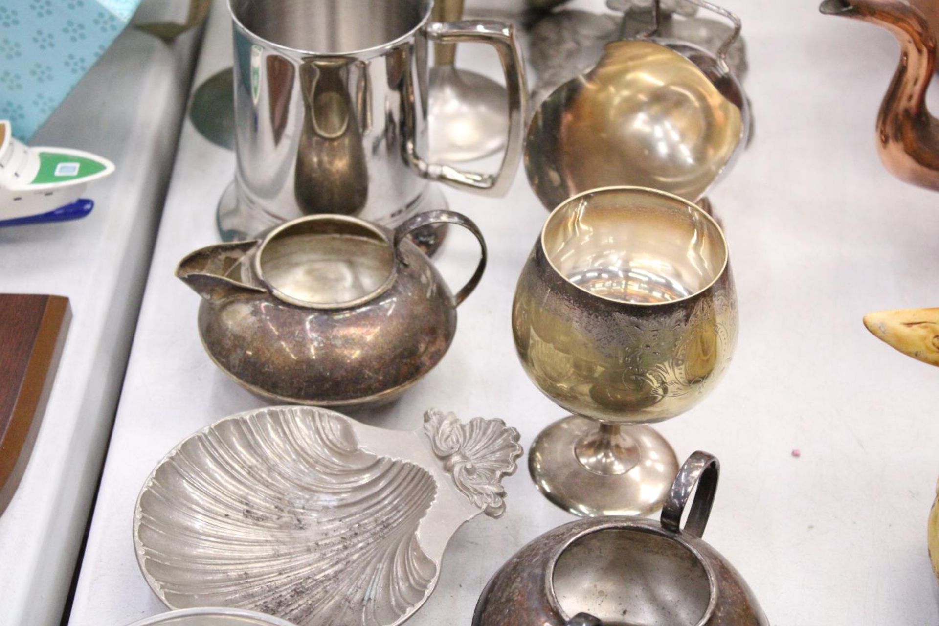 A LARGE QUANTITY OF SILVER PLATED ITEMS TO INCLUDE CANDLESTICKS, A KETTLE, A TANKARD, JUGS, BOWLS, - Bild 3 aus 6