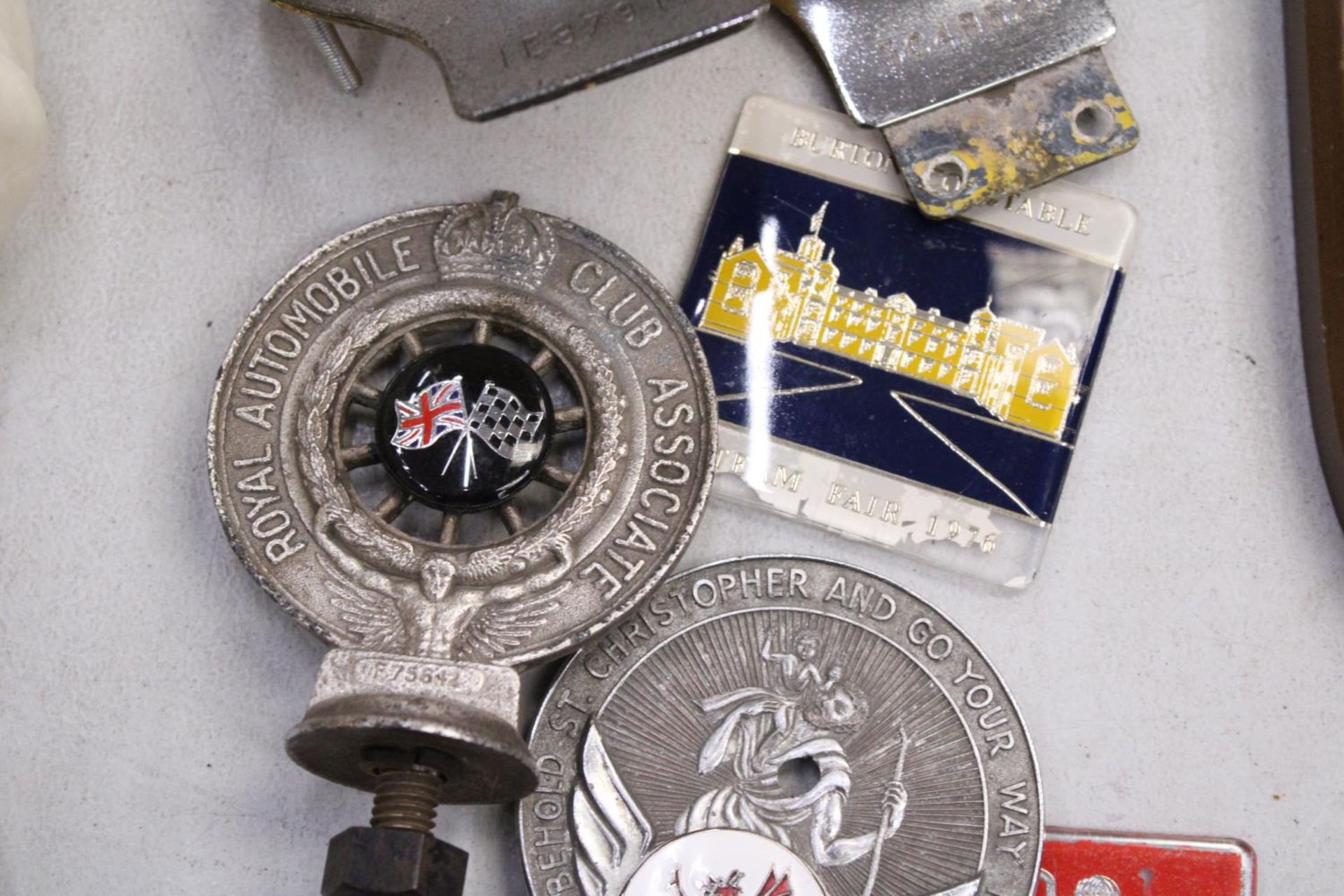 FOUR VINTAGE CAR BADGES TO INCLUDE THE AA, PLUS TWO OTHERS - Image 3 of 5