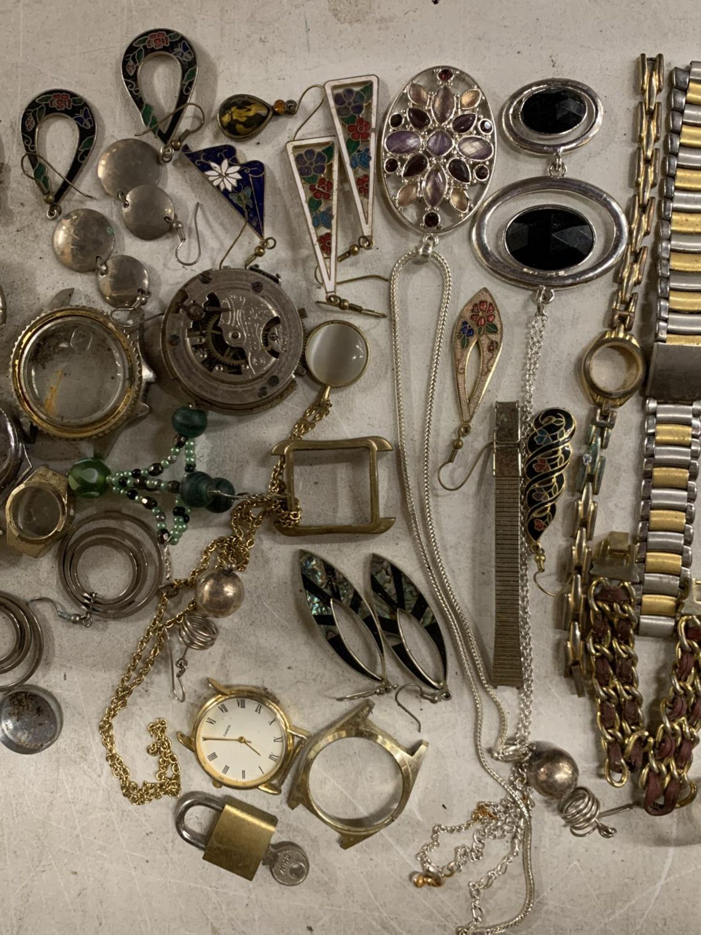 A MIXED LOT OF WATCH AND WATCH PARTS PLUS COSTUME JEWELLERY FOR RESTORATION - Image 3 of 4