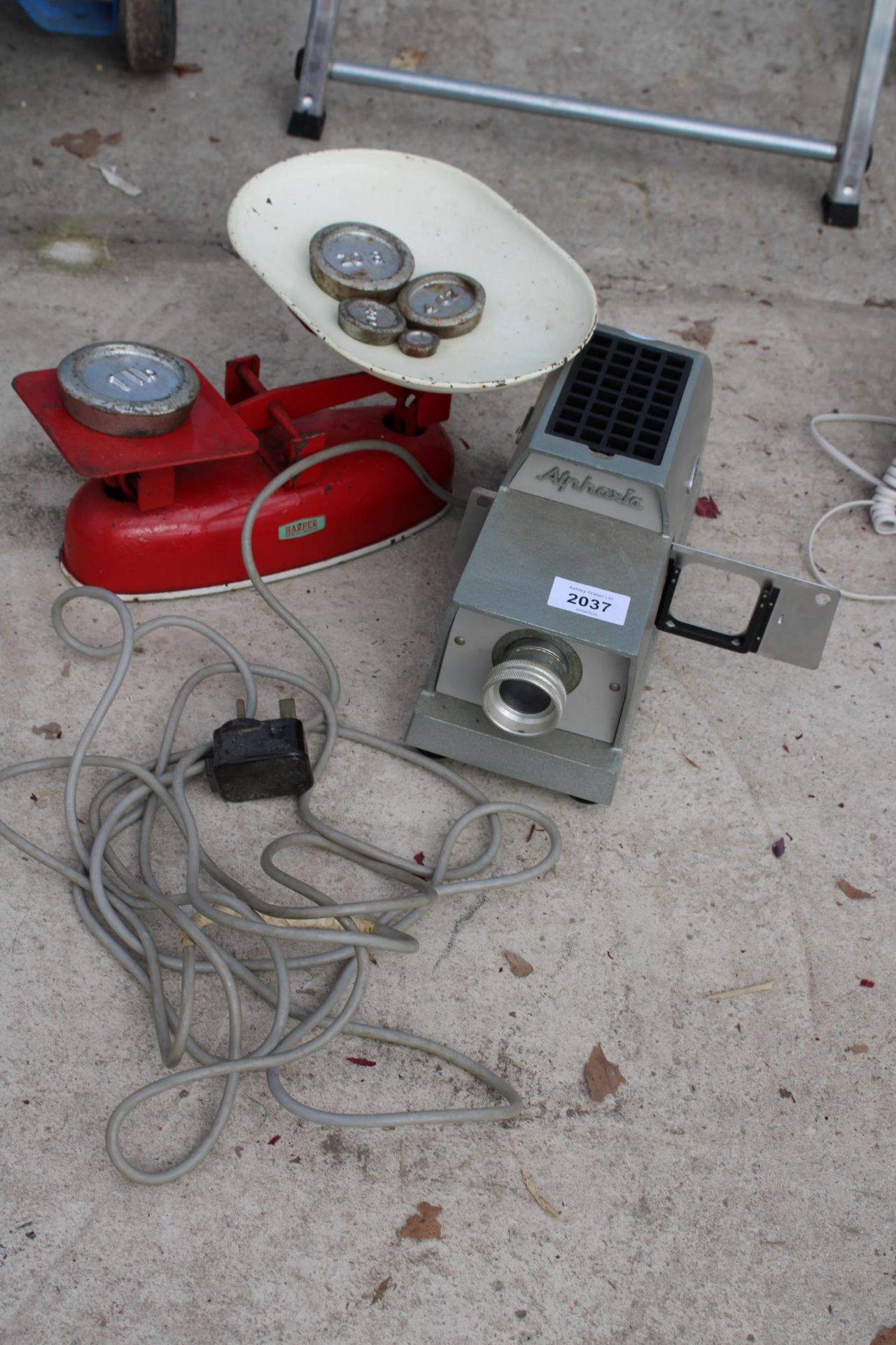 TWO ITEMS TO INCLUDE A SET OF VINTAGE SCALES AND WEIGHTS AND A VINTAGE PROJECTOR