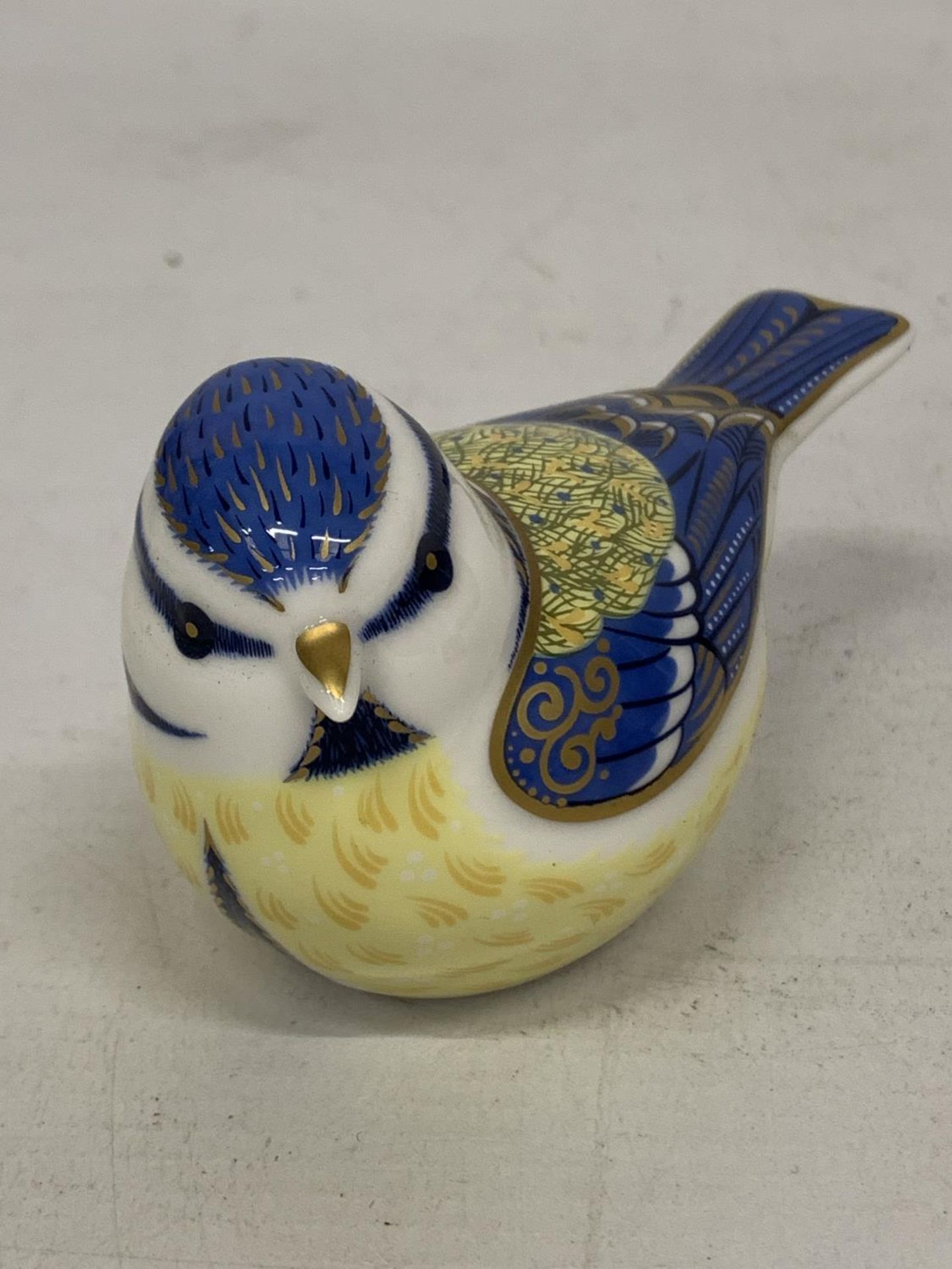 A ROYAL CROWN DERBY PAPERWEIGHT GARDEN BLUE TIT WITH GOLD COLOURED STOPPER