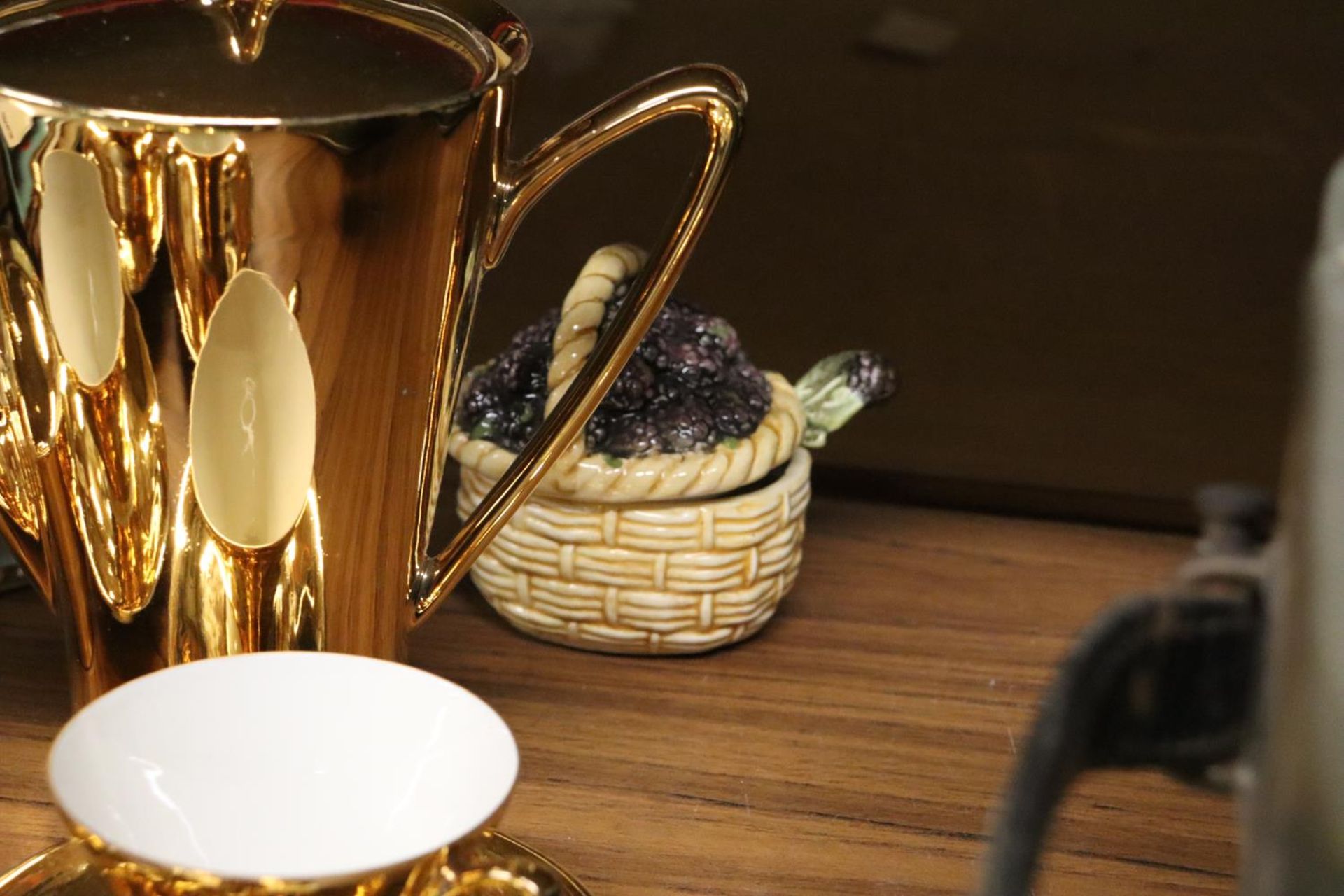 A GILT COLOURED COFFEE POT, SUGAR BOWL, CUPS AND SAUCERS, PLUS A VINTAGE SUDLOW'S TEAPOT AND A - Image 4 of 5