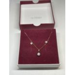 A 9 CARAT GOLD AND PEARL NECKLACE AND EARRING SET