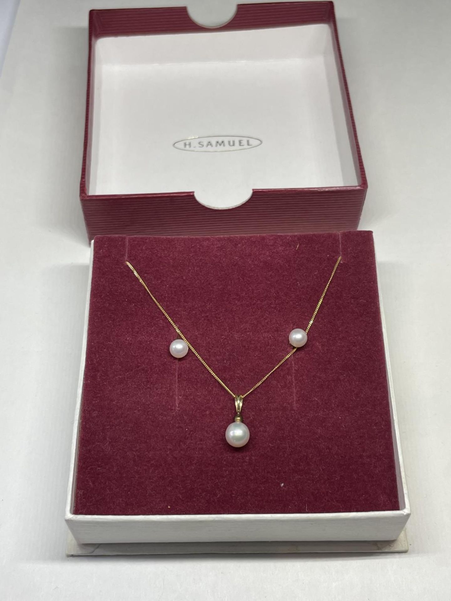 A 9 CARAT GOLD AND PEARL NECKLACE AND EARRING SET