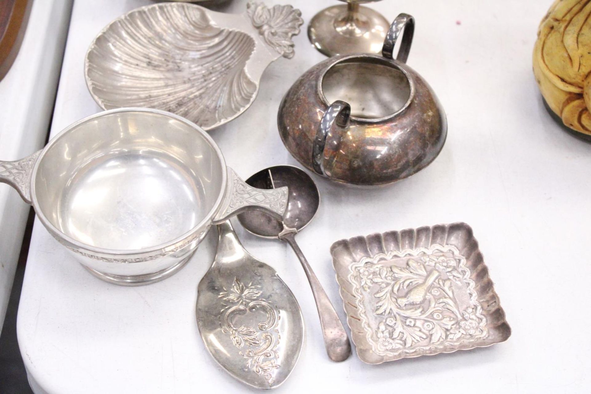 A LARGE QUANTITY OF SILVER PLATED ITEMS TO INCLUDE CANDLESTICKS, A KETTLE, A TANKARD, JUGS, BOWLS, - Bild 2 aus 6