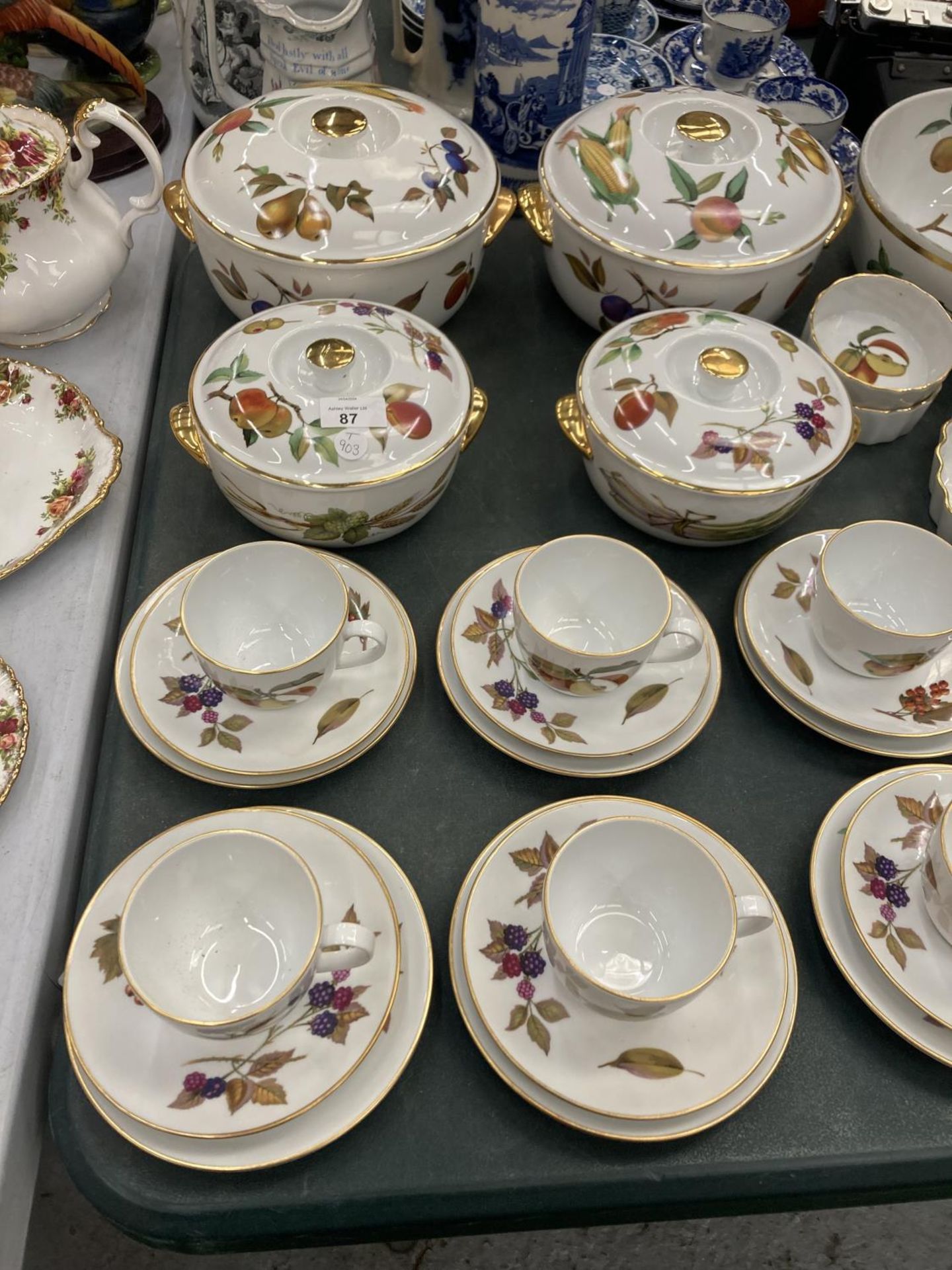 A LARGE COLLECTION OF ROYAL WORCESTER EVESHAM DINNERWARE TO INCLUDE LIDDED SERVING DISHES, PLATES, - Bild 2 aus 7