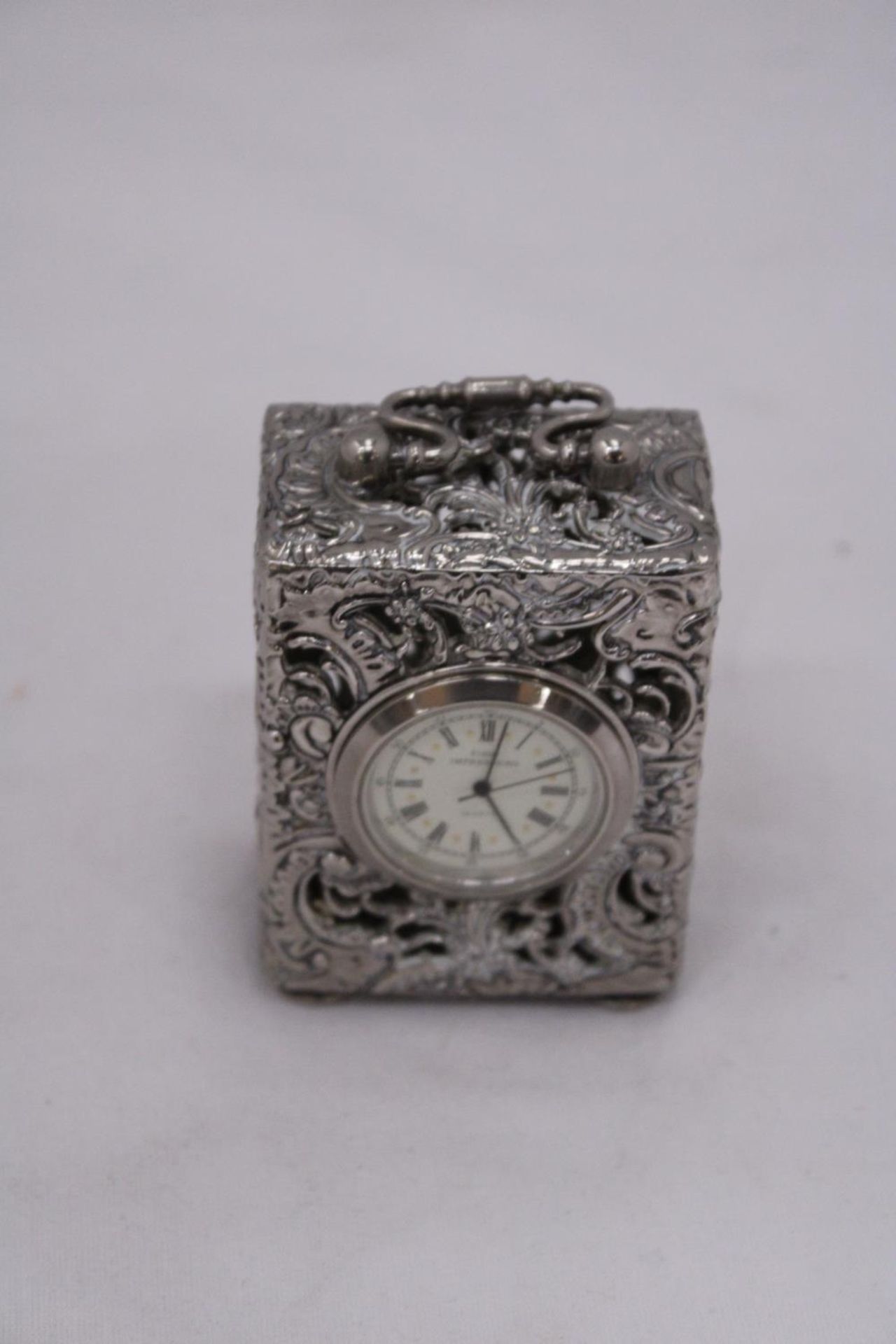 A SMALL VINTAGE WHITE METAL CARRIAGE CLOCK -APPROXIMATELY 7CM