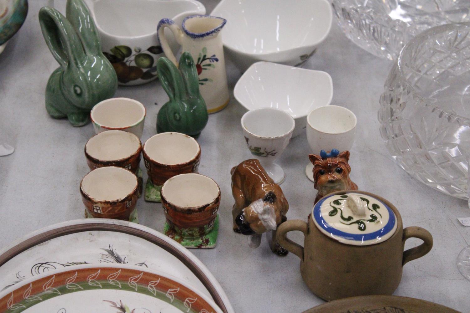 A VINTAGE CERAMIC LOT TO INCLUDE 'MIDWINTER' COFFEE POT, CREAM JUG AND SUGAR BOWLS, TWO DENBY - Image 3 of 6