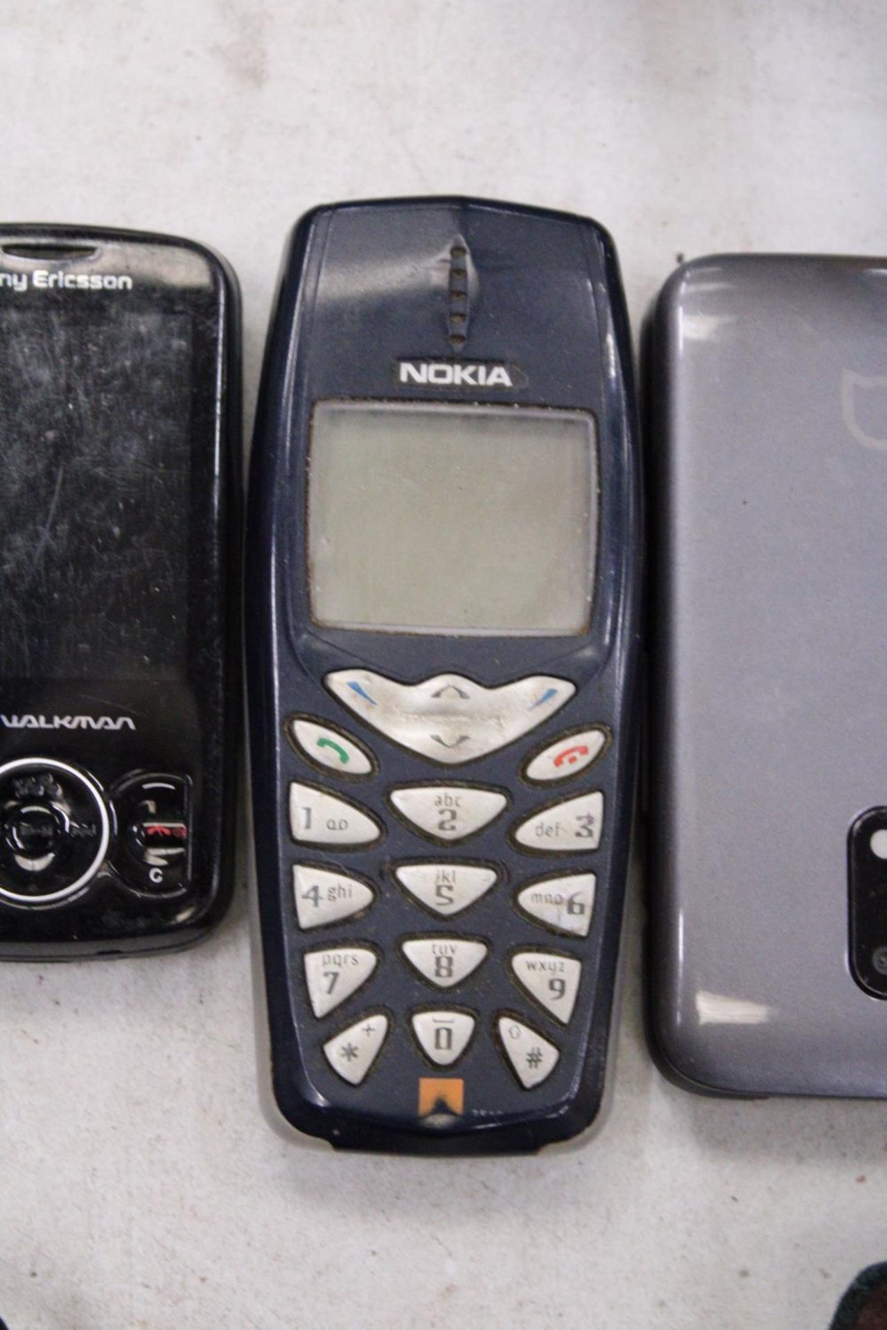 FIVE MOBILE PHONES TO INCLUDE ERICSSON, NOKIA, SONY AND ALCATEL - Image 4 of 6