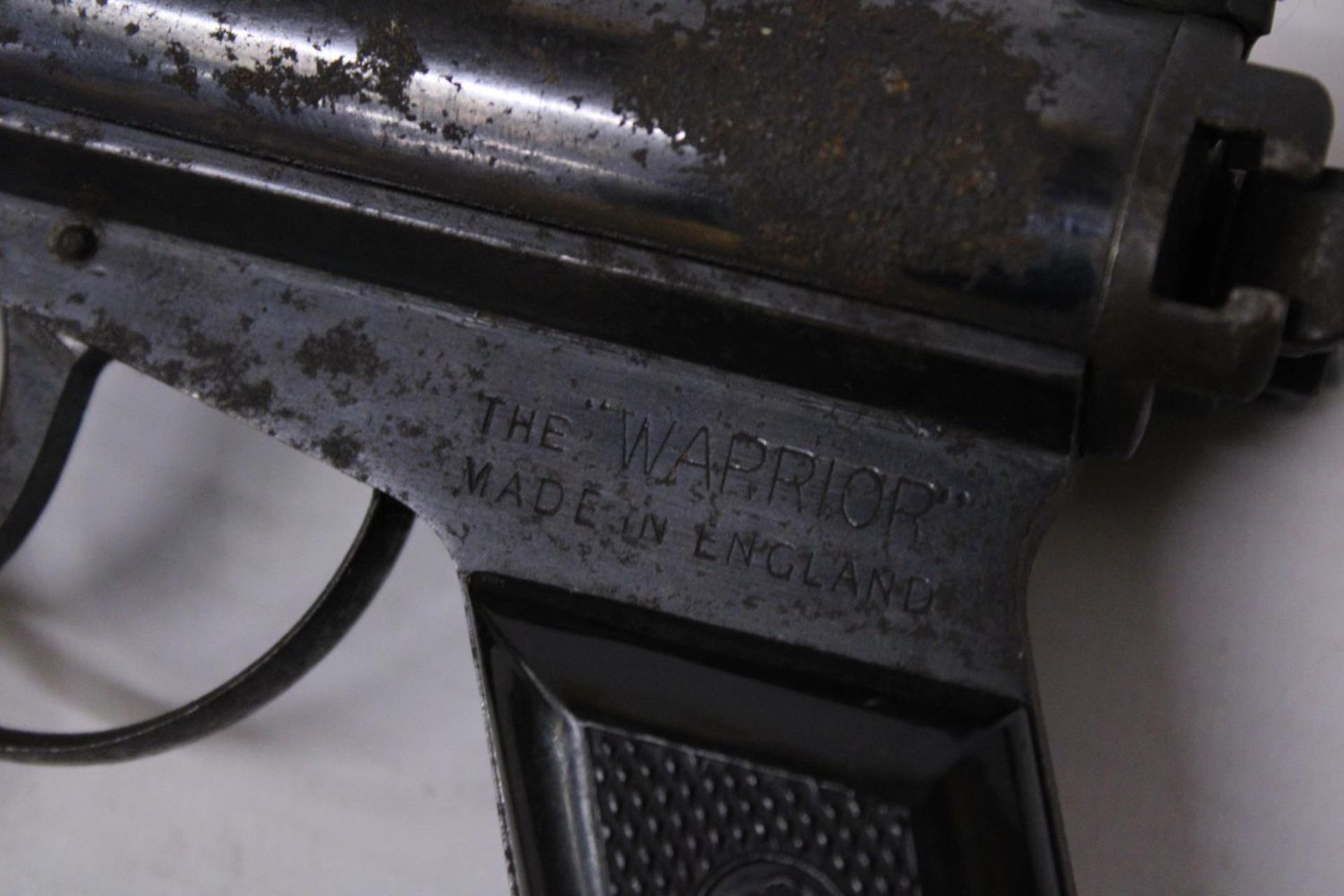 AN ACCLES AND SHELVOKE 'WARRIOR' SIDE LEVER .177 CALIBRE AIR PISTOL 17CM BARREL, LENGTH 20CM - Image 6 of 7