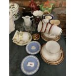 A MIXED LOT OF COLLECTABLES TO INCLUDE WEDGEWOOD, PORTMEIRION, AYNSLEY ETC