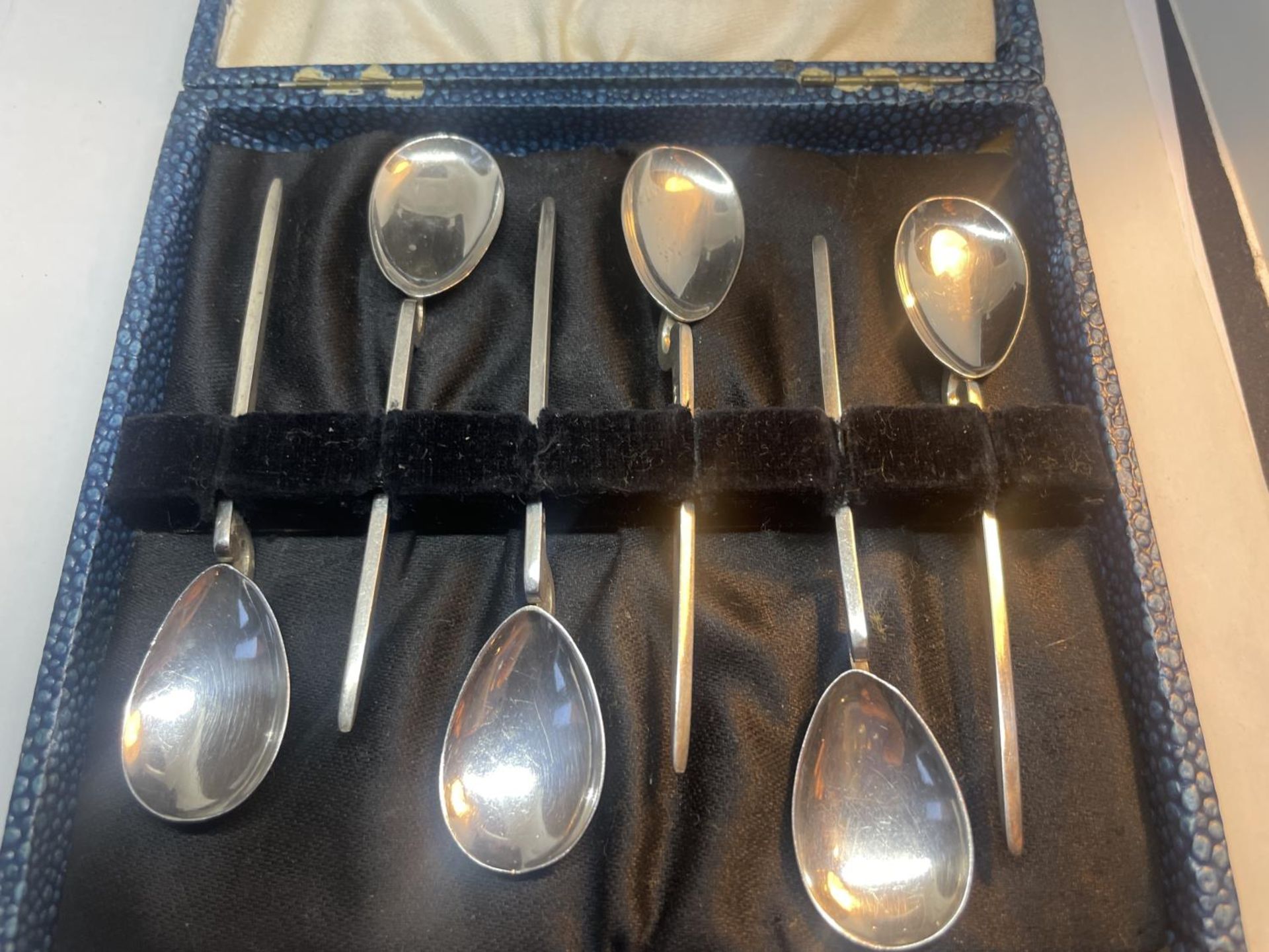 A SET OF SIX SILVER HALLMARKED SHEFFIELD TEASPOONS IN A PRESENTATION BOX - Image 2 of 5