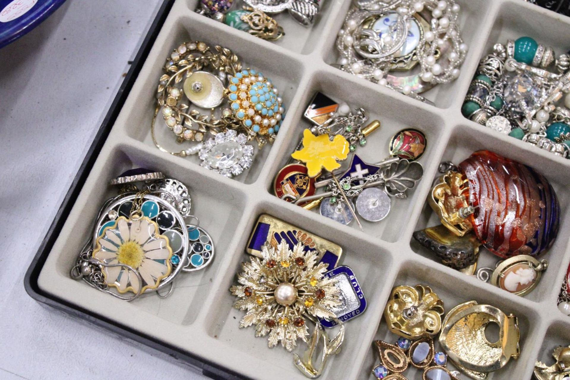 A QUANTITY OF COSTUME JEWELLERY IN DISPLAY CASE - Image 5 of 5