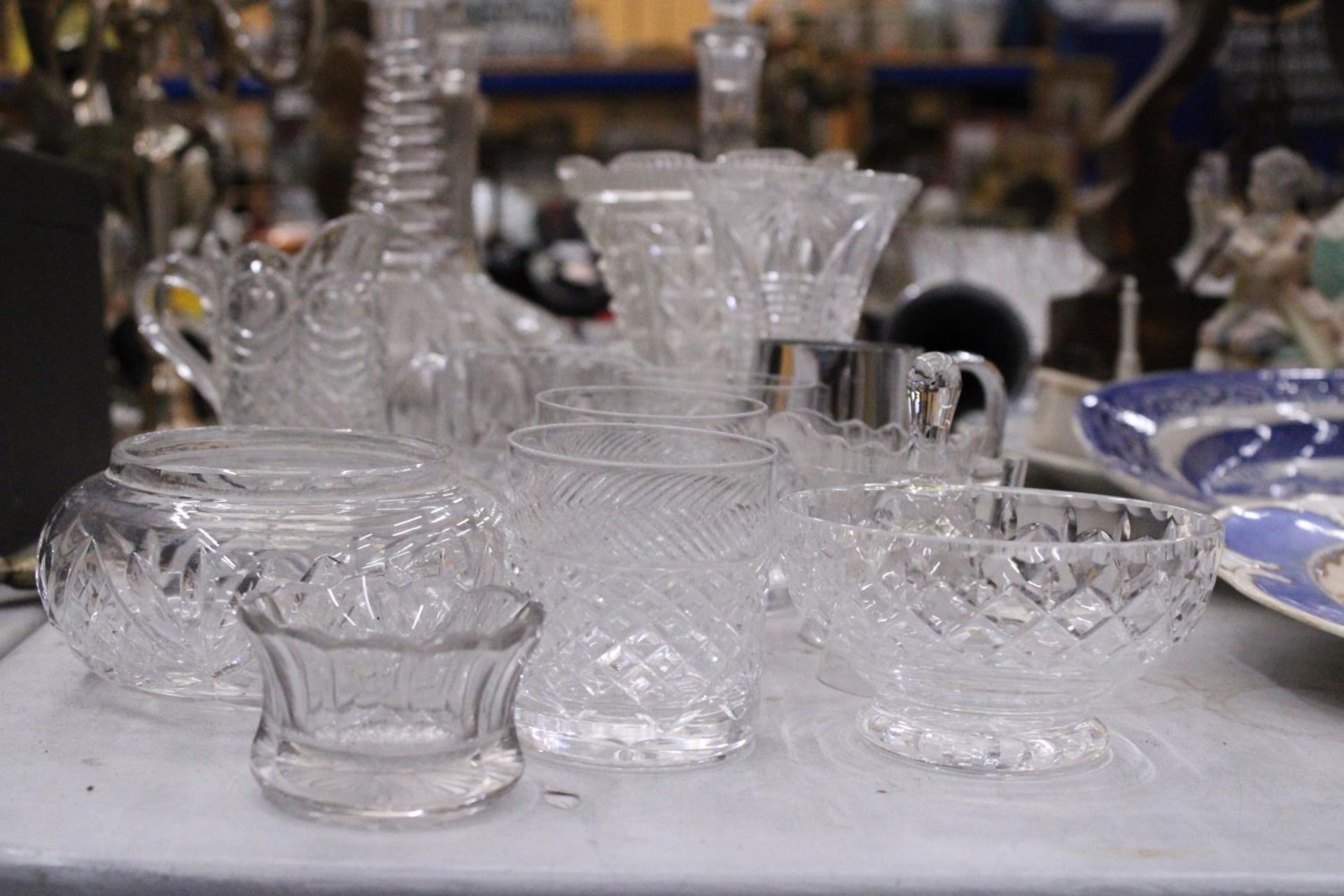 A QUANTITY OF GLASSWARE TO INCLUDE DECANTERS, VASES, JUGS, BOWLS, ETC - Image 6 of 6