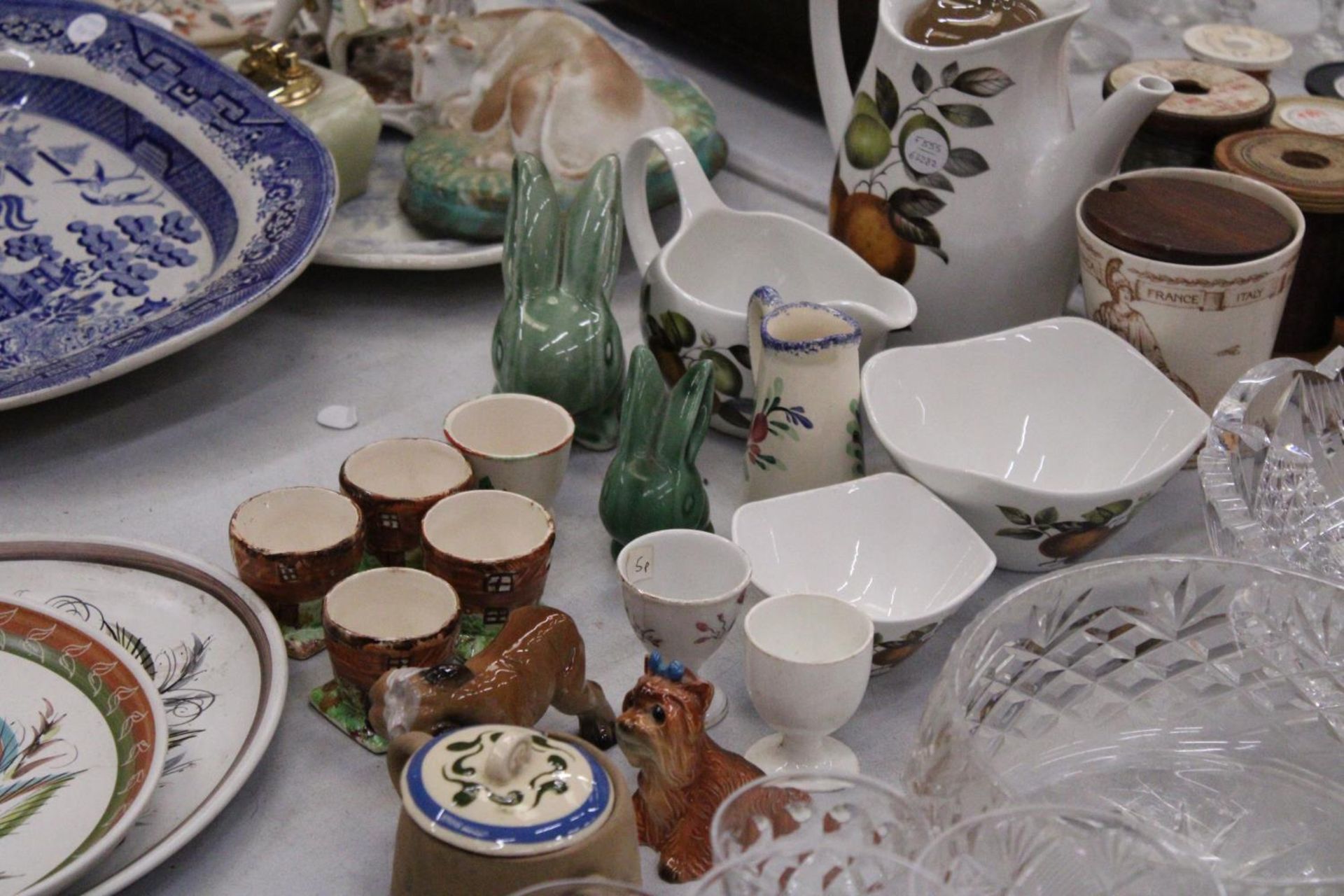 A VINTAGE CERAMIC LOT TO INCLUDE 'MIDWINTER' COFFEE POT, CREAM JUG AND SUGAR BOWLS, TWO DENBY - Image 5 of 6