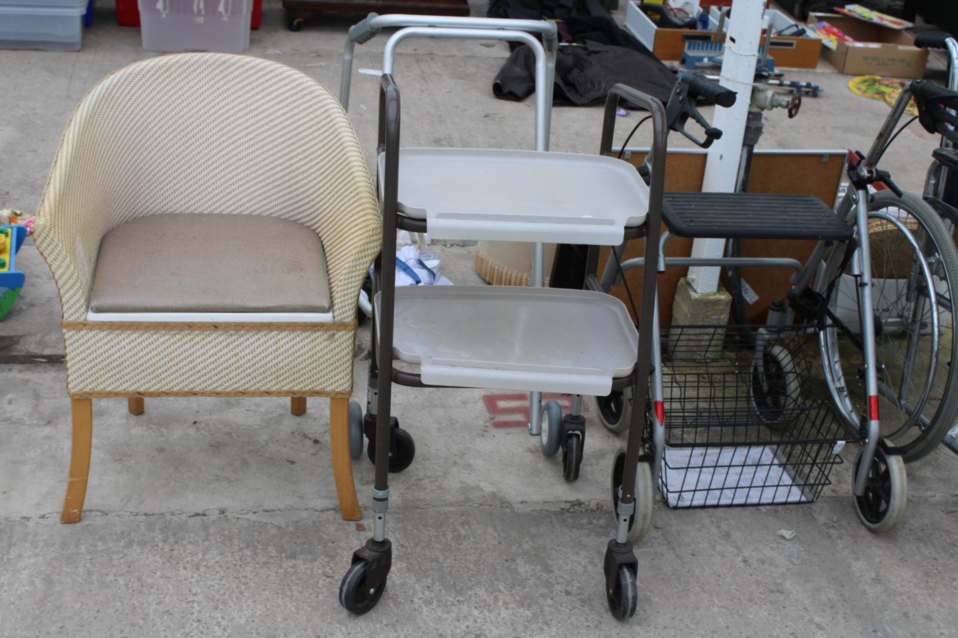 AN ASSORTMENT OF MOBILITY ITEMS TO INCLUDE A WALKING AID AND A WHEEL CHAIR ETC - Bild 2 aus 4