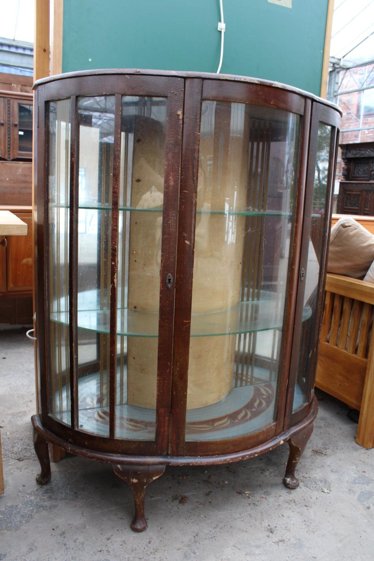 A MID 20TH CENTURY BOW FRONTED CHINA CABINET, 36" WIDE - Bild 2 aus 2