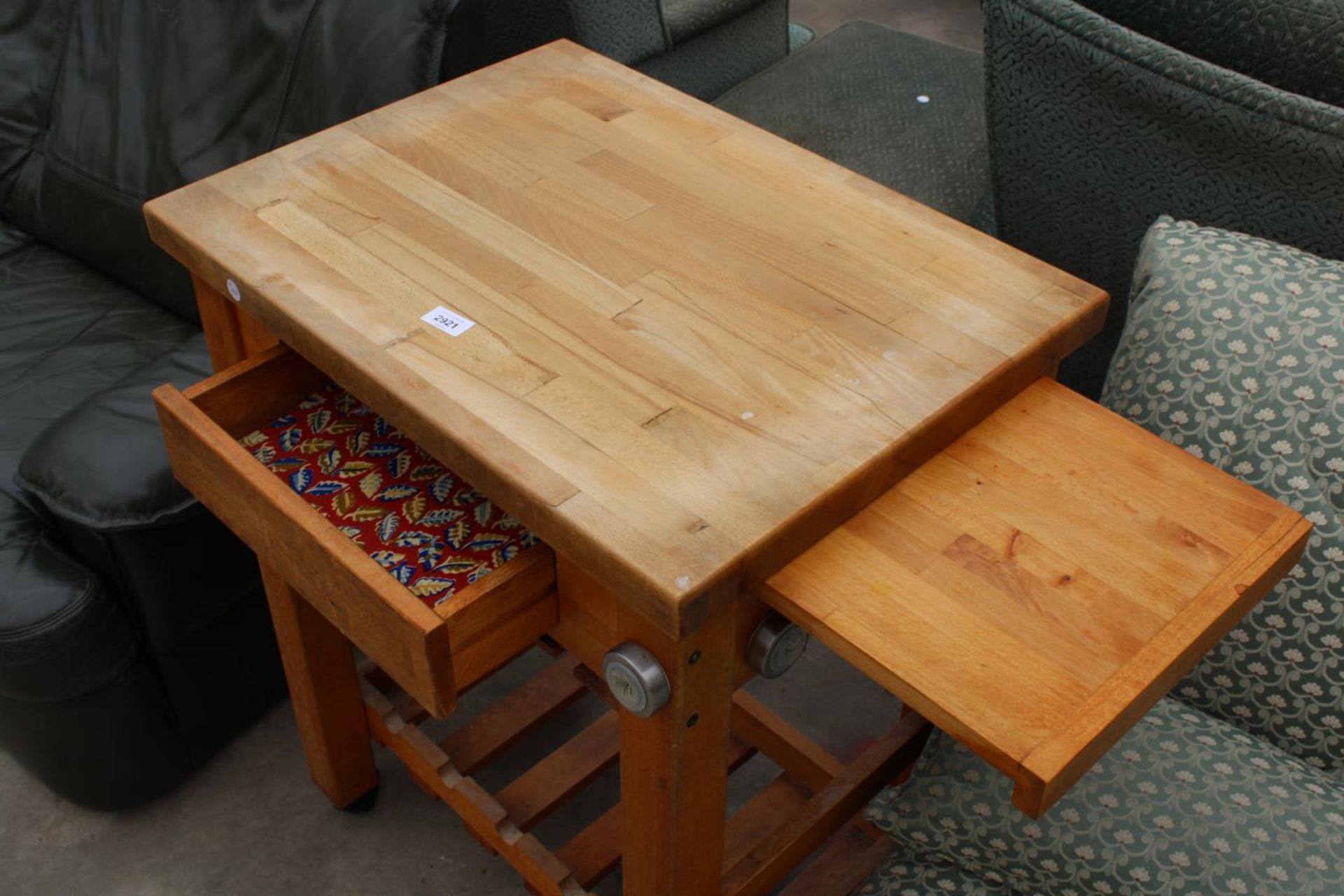A MODERN KITCHEN WORK TABLE ON CASTERS WITH WOODBLOCK TOP WITH SINGLE DRAWER AND PULL-OUT SLIDE, 26" - Image 3 of 3