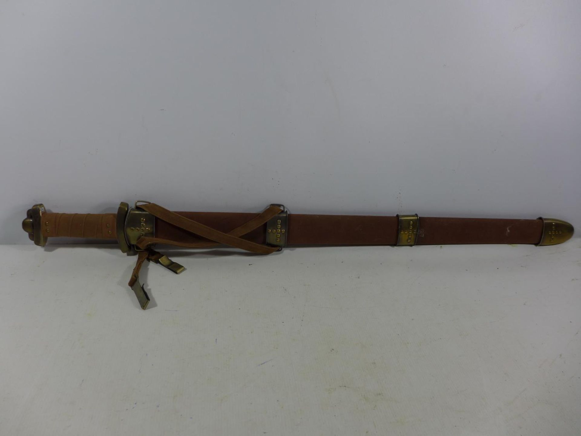A GOOD QUALITY MODERN DISPLAY VIKING SWORD AND SCABBARD, 73CM BLADE, LENGTH 94CM - Image 4 of 4