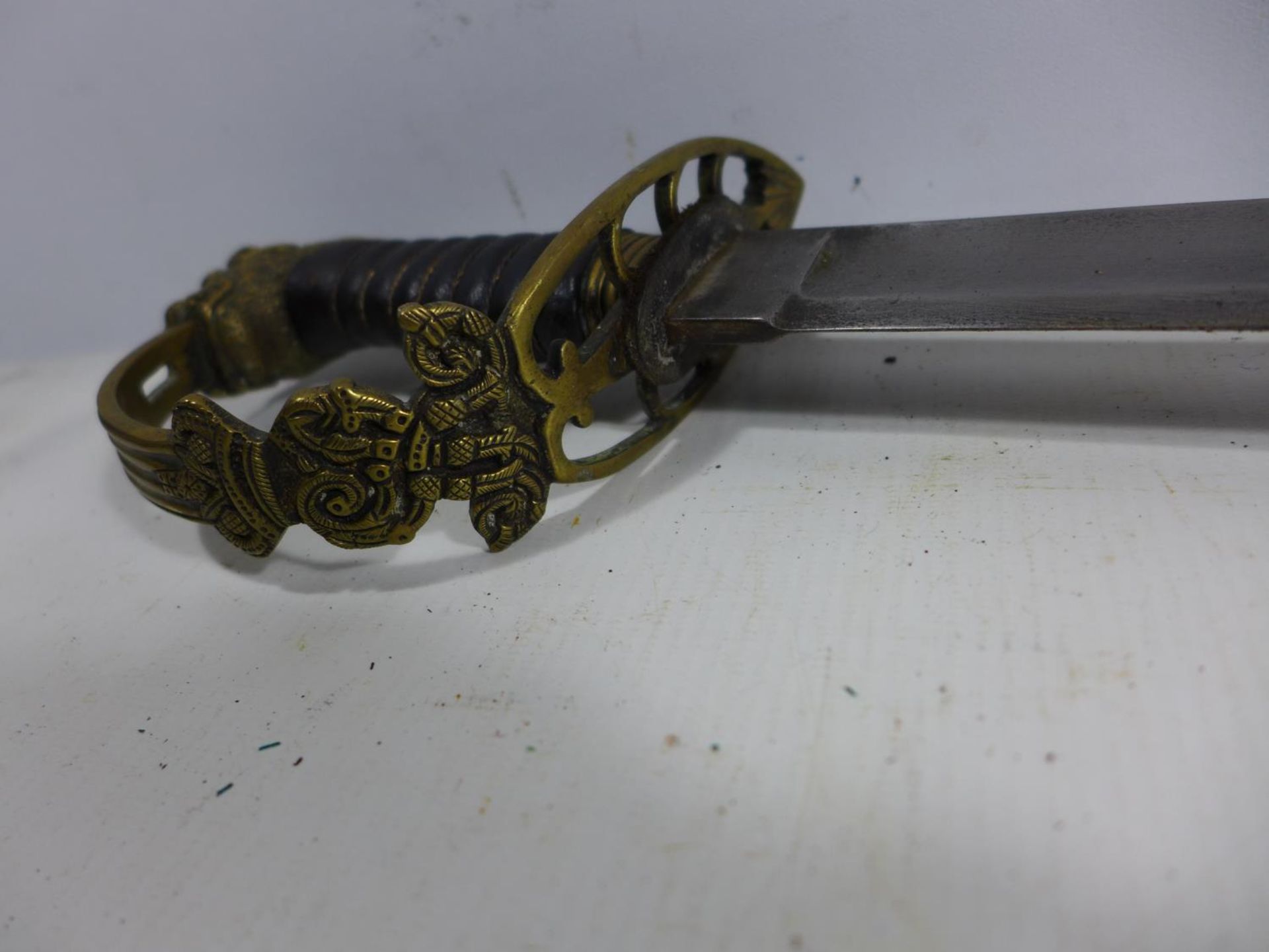 A REPLICA OF A BRITISH NAPOLEONIC WAR OFFICERS SWORD AND SCABBARD, 81CM BLADE, LENGTH 96CM - Image 6 of 8