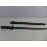 A BRITISH WORLD WAR I 1907 PATTERN BAYONET AND SCABBARD, 43CM BLADE, LENGTH 57CM