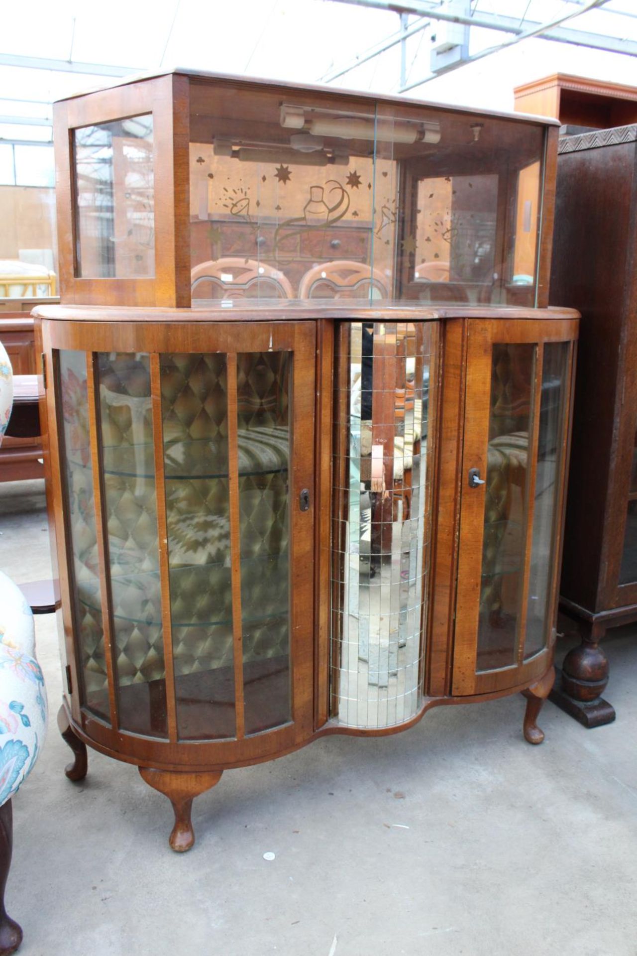 A MID 20TH CENTURY WALNUT DISPLAY CABINET ENCLOSING REVOLVING MIRRORED 4 BOTTLE WINE RACK, 40" WIDE - Image 2 of 3