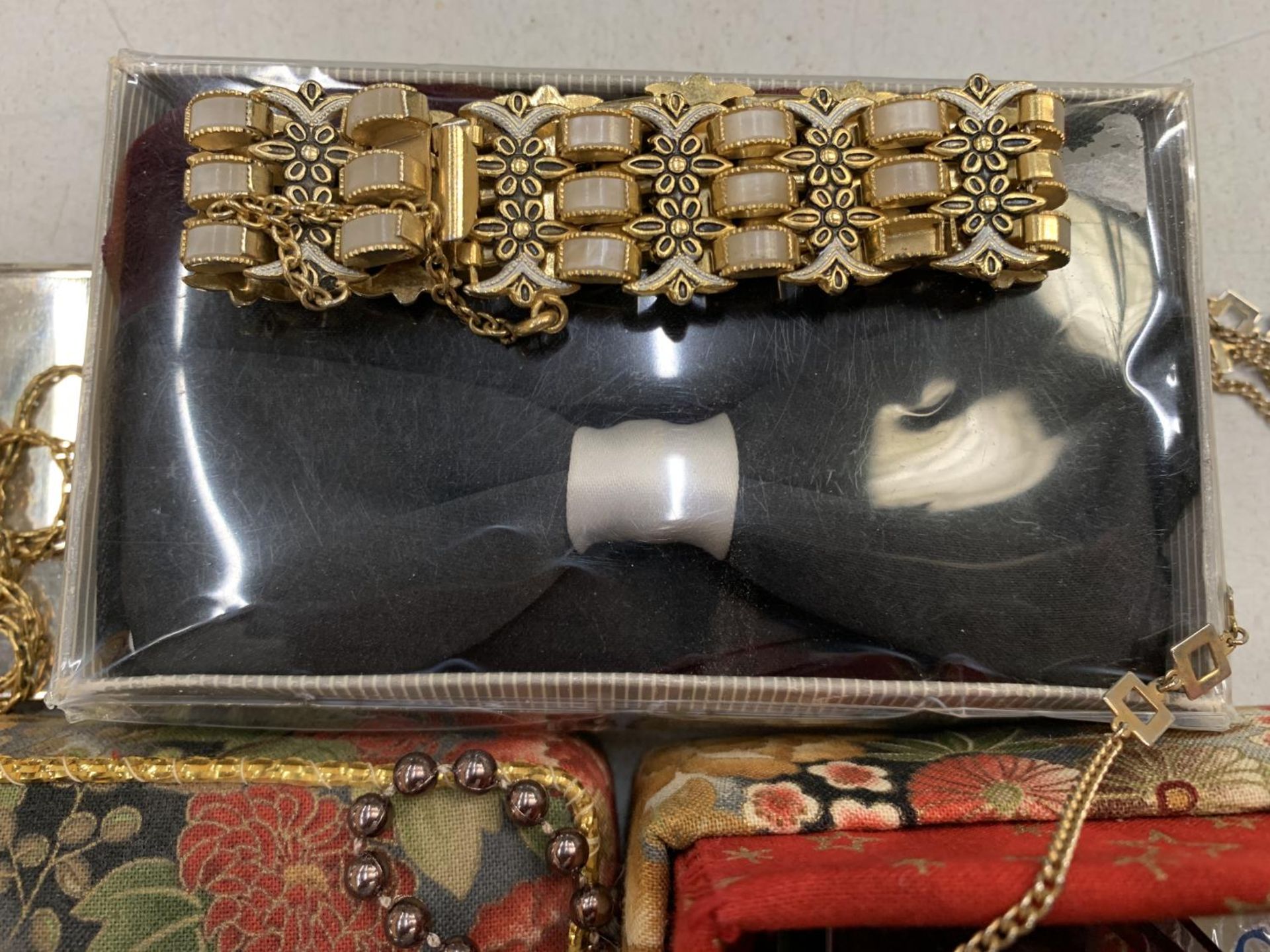A QUANTITY OF COSTUME JEWELLERY TO INCLUDE NECKLACES, EARRINGS, BANGLES, ETC - Image 4 of 5