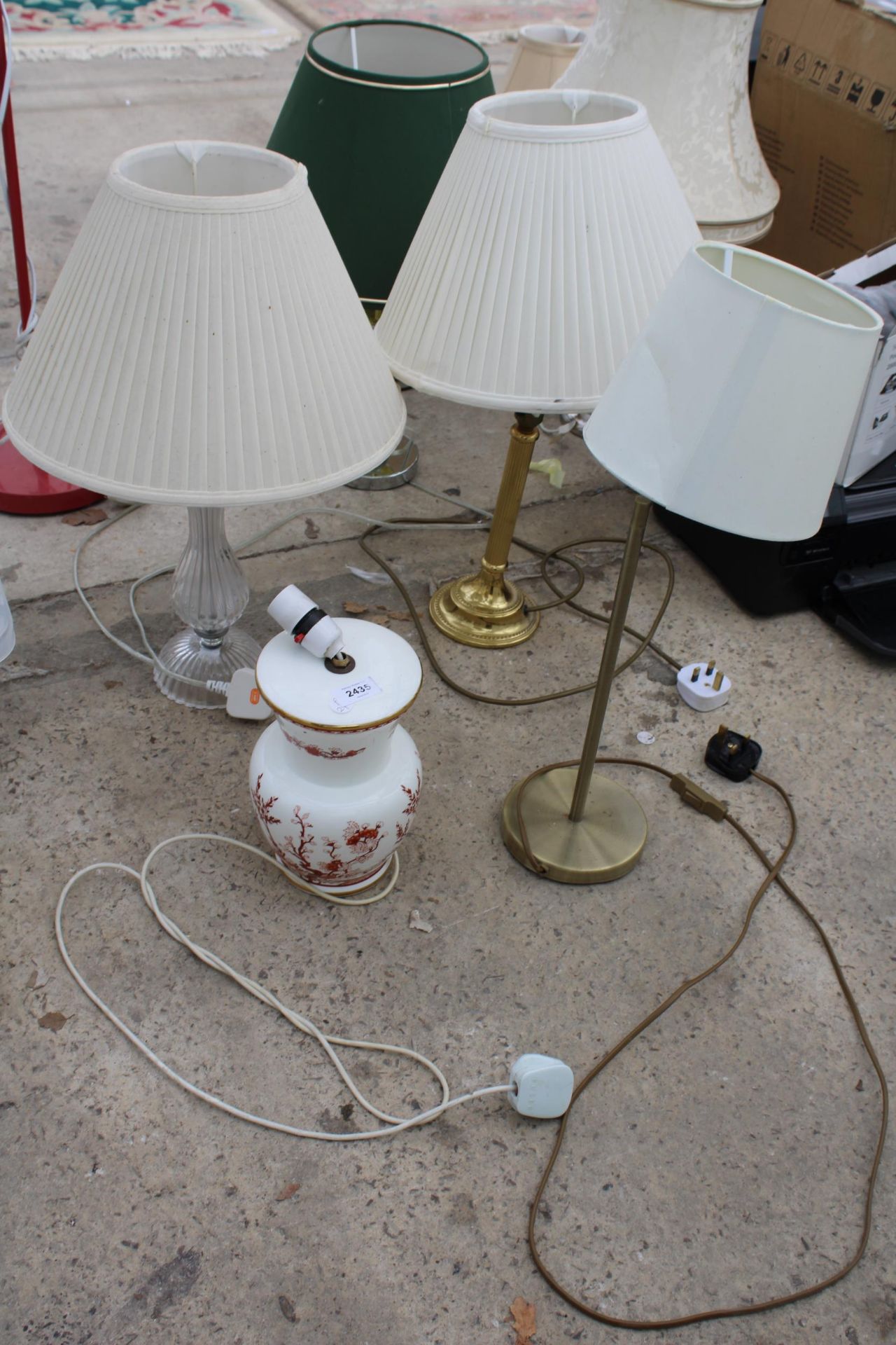 FOUR VARIOUS TABLE LAMPS TO INCLUDE A BRASS EXAMPLE