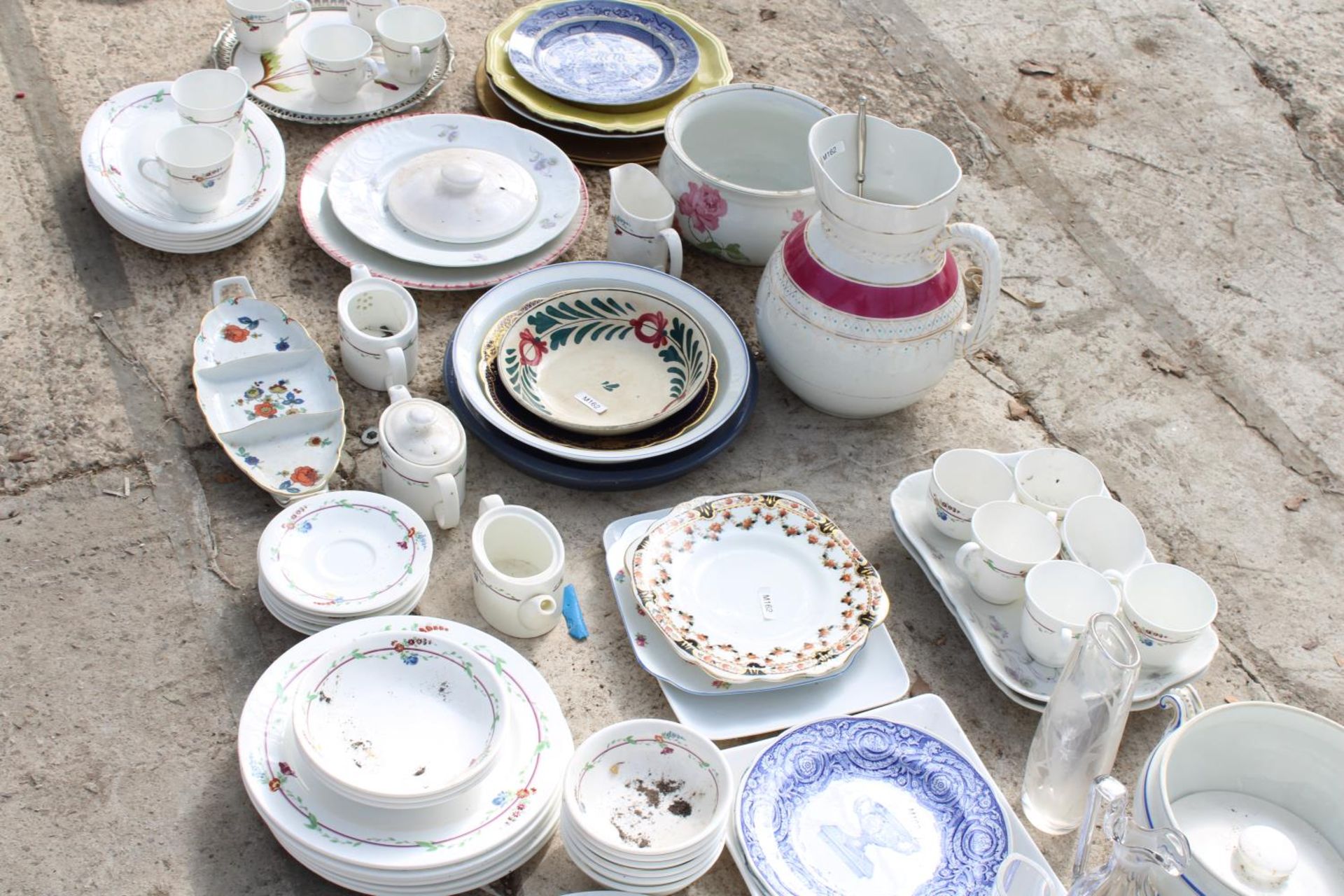 A LARGE ASSORTMENT OF CERAMICS AND GLASS WARE TO INCLUDE PLATES, BOWLS AND A JUG ETC - Image 3 of 4