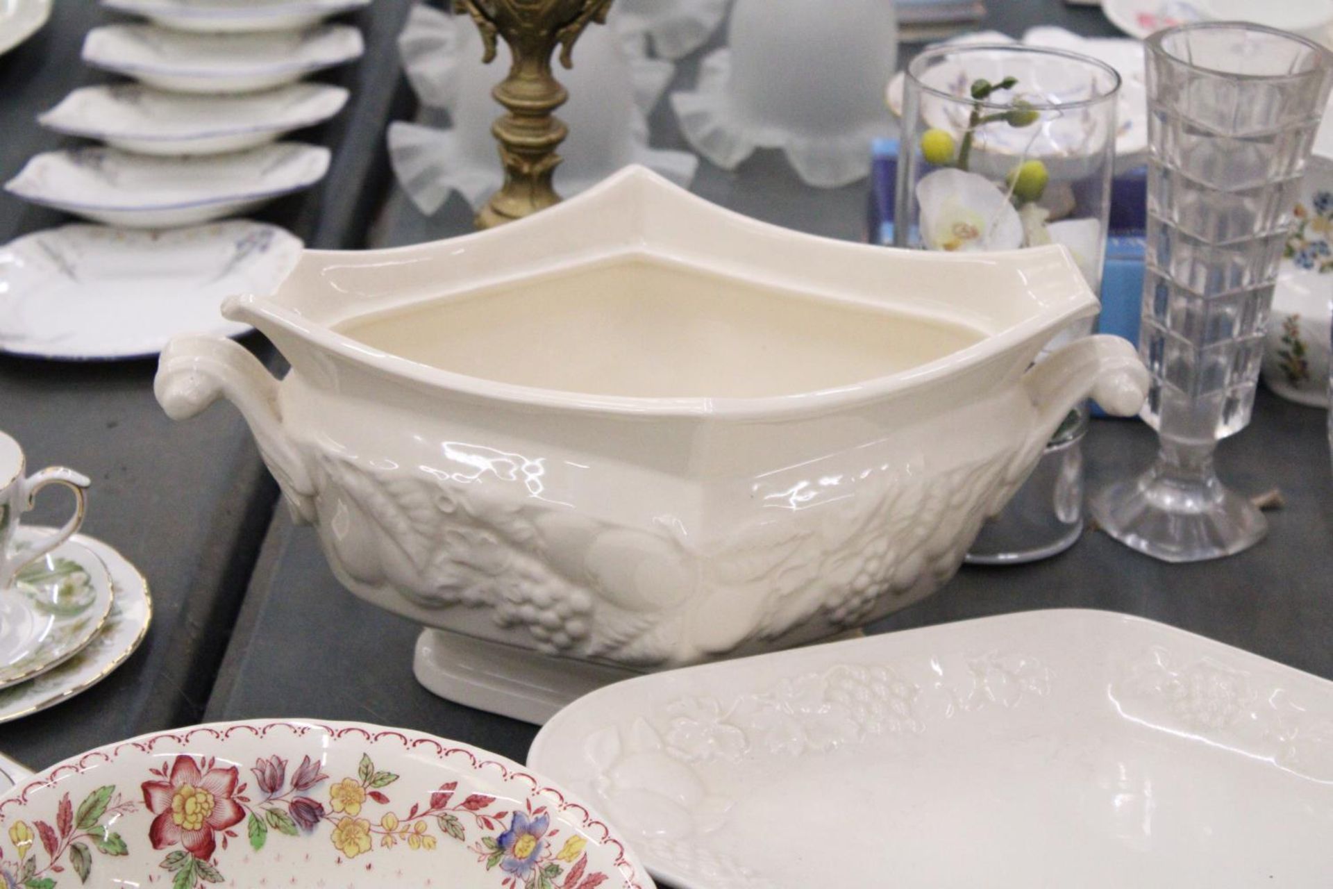 THREE LARGE PIECES OF ROYAL WORCESTER TO INCLUDE A SERVING DISH, SERVING PATE AND BOWL, ETC - Image 2 of 4