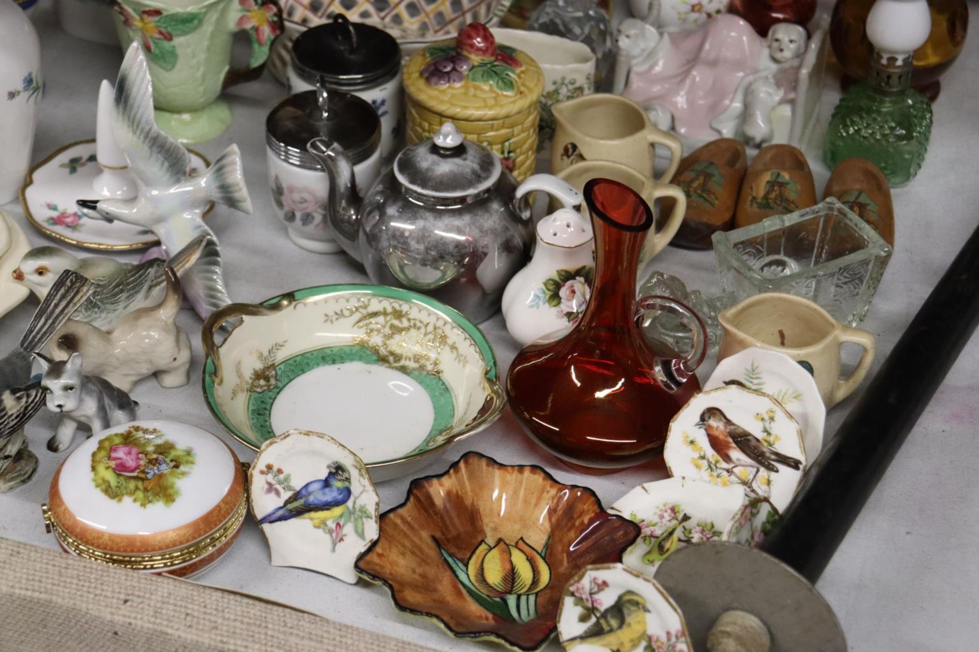 A LARGE, VINTAGE COLLECTION OF CERAMICS TO INCLUDE FIGURES, BIRDS, JUGS, BOWLS, SMALL PLATES, ETC - Image 4 of 6