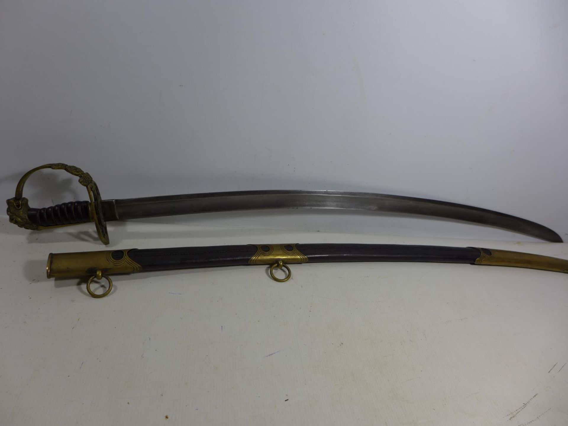 A REPLICA OF A BRITISH NAPOLEONIC WAR OFFICERS SWORD AND SCABBARD, 81CM BLADE, LENGTH 96CM - Image 5 of 8