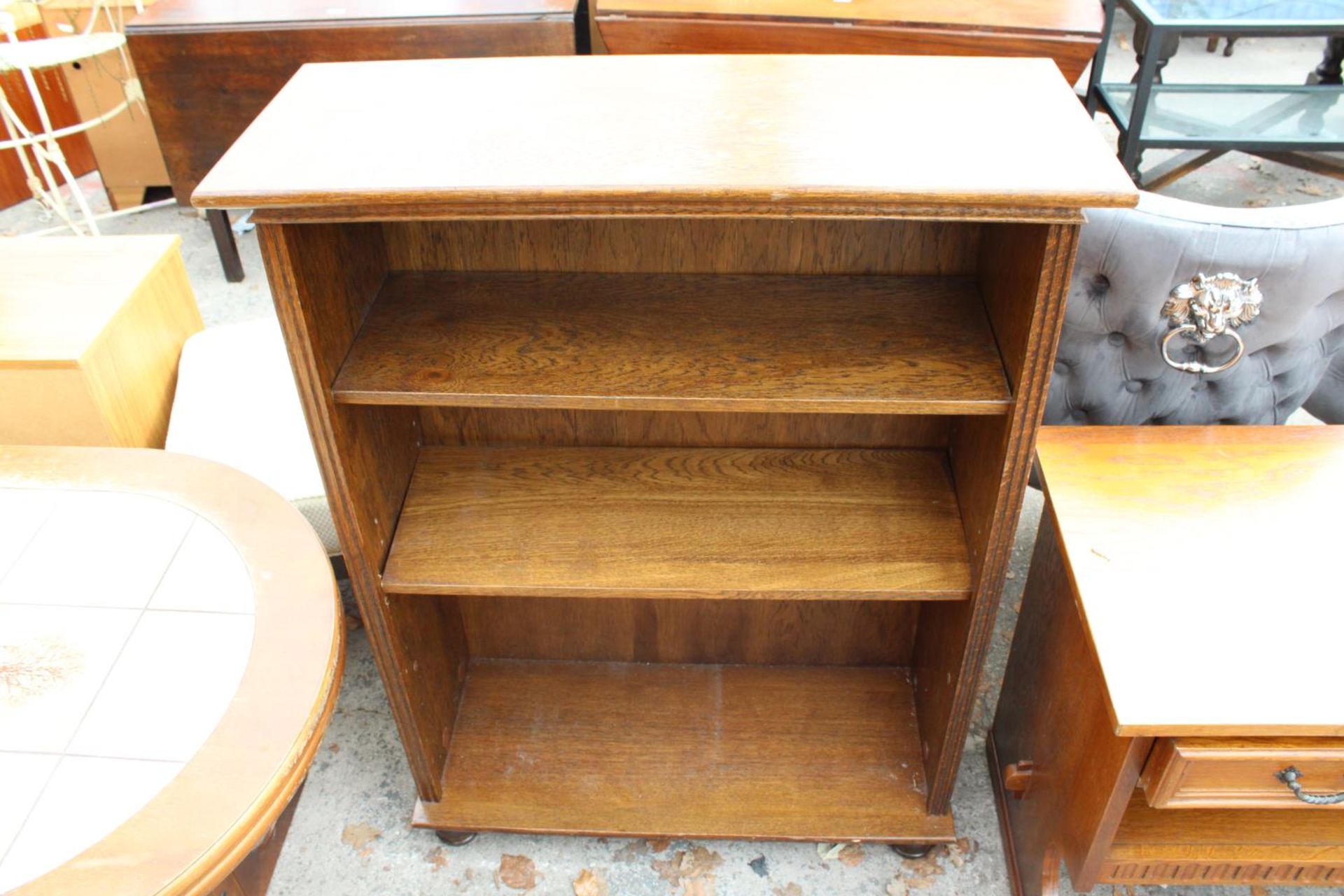 AN OAK 3 TIER OPEN BOOKCASE, 32.5" WIDE