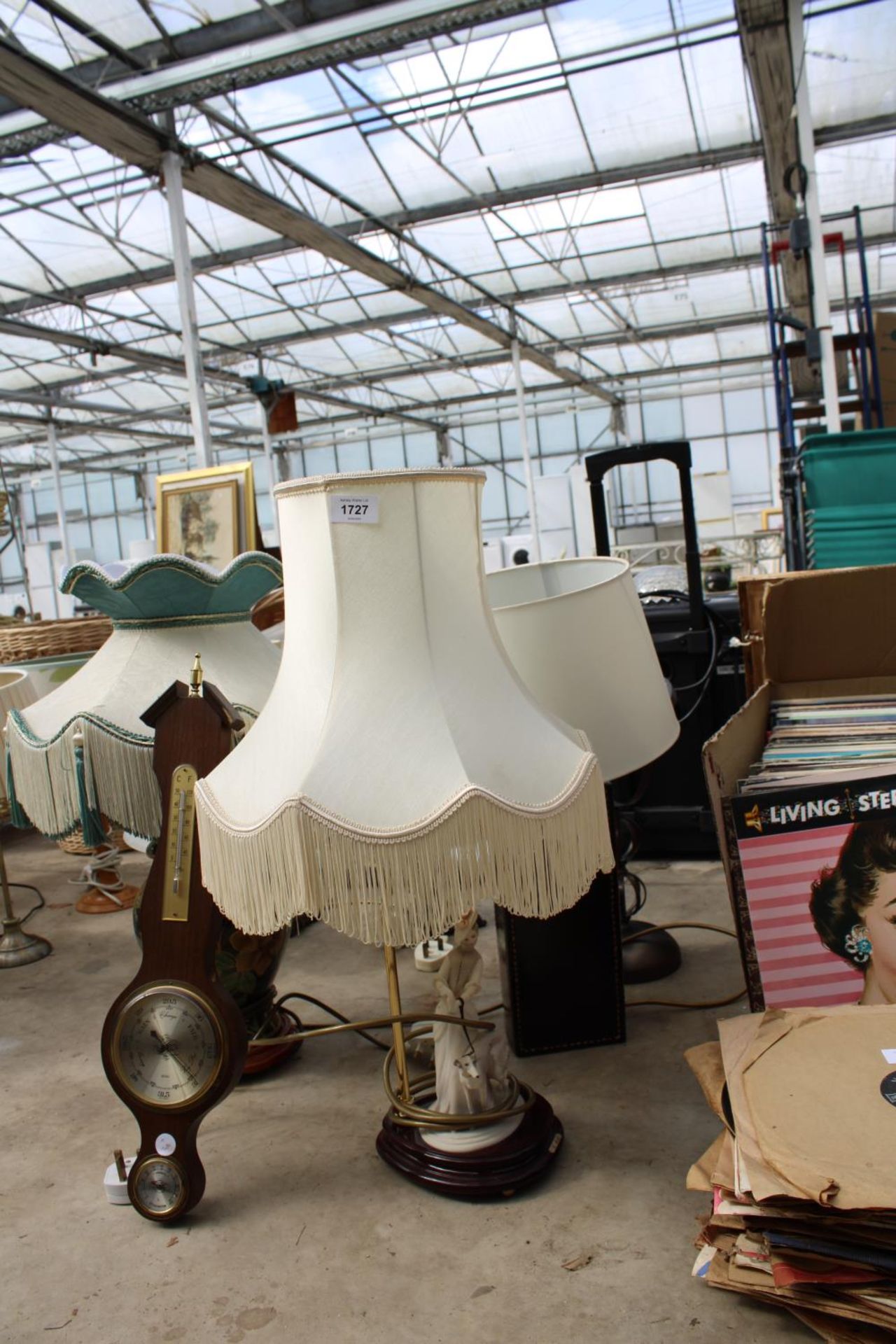 AN ASSORTMENT OF VARIOUS TABLE LAMPS AND A BAROMETER - Image 3 of 4