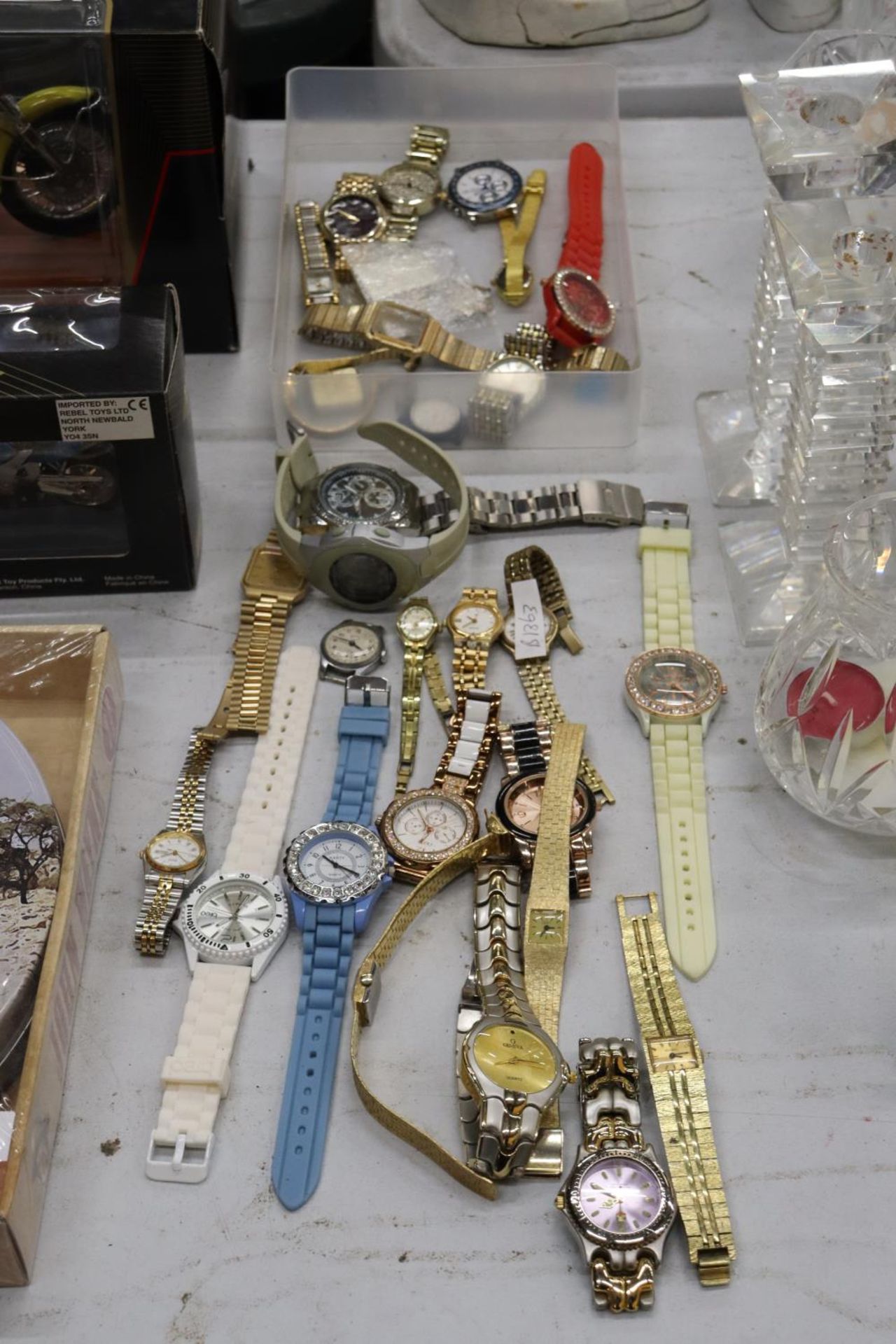 A COLLECTION OF APPROXIMATELY THIRTY WRISTWATCHES