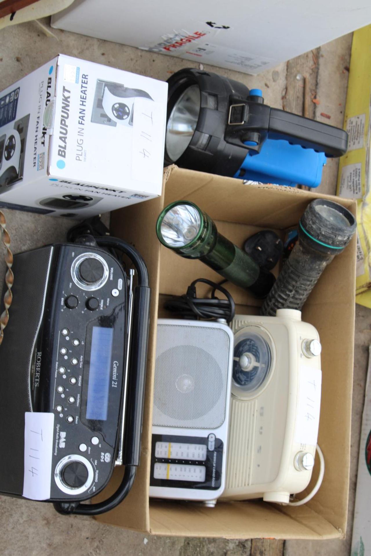 AN ASSORTMENT OF ITEMS TO INCLUDE RADIOS AND A MIRROR ETC - Image 2 of 3