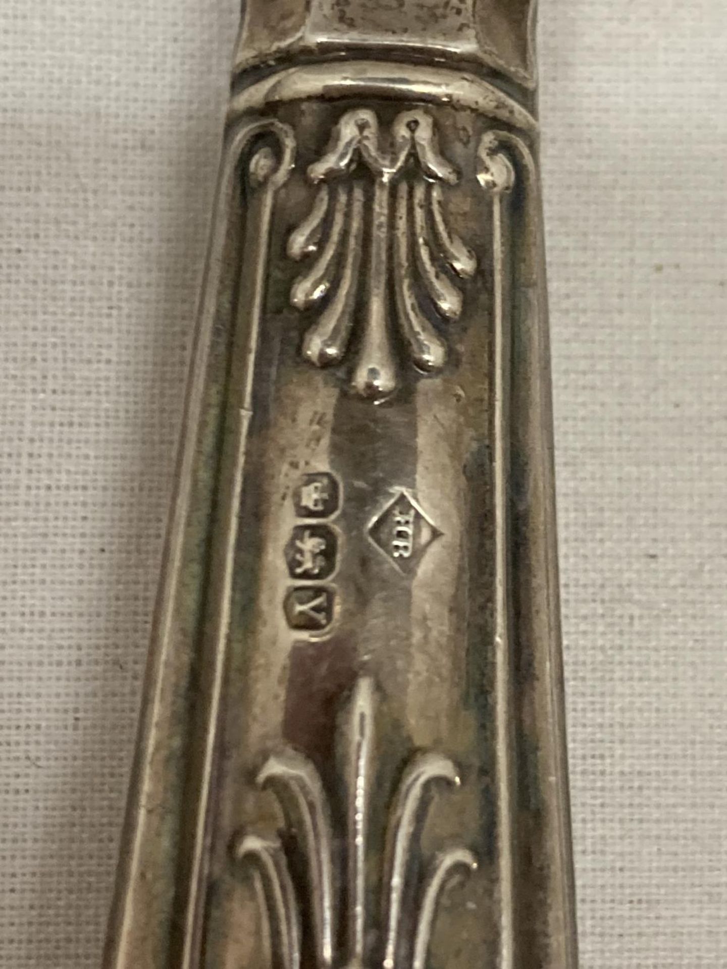 SEVEN SILVER ITEMS TO INCLUDE HALLMARKED SHEFFIELD SILVER HANDLED KNIFE AND CAKE SLICE, A GEORGIAN - Image 3 of 7