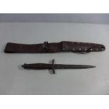 A VINTAGE STILETTO KNIFE AND LEATHER SCABBARD, 18.5CM BLADE, LENGTH 49CM. BLADE STAMPED OASE.