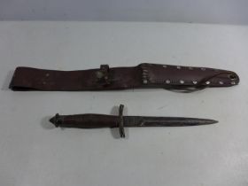 A VINTAGE STILETTO KNIFE AND LEATHER SCABBARD, 18.5CM BLADE, LENGTH 49CM. BLADE STAMPED OASE.