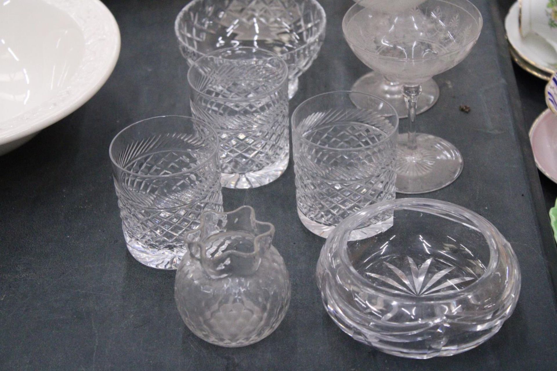 A QUANTITY OF GLASSWARE TO INCLUDE JUGS, VASES, BRANDY BALLOONS, TUMBLERS, ETC - Image 2 of 5