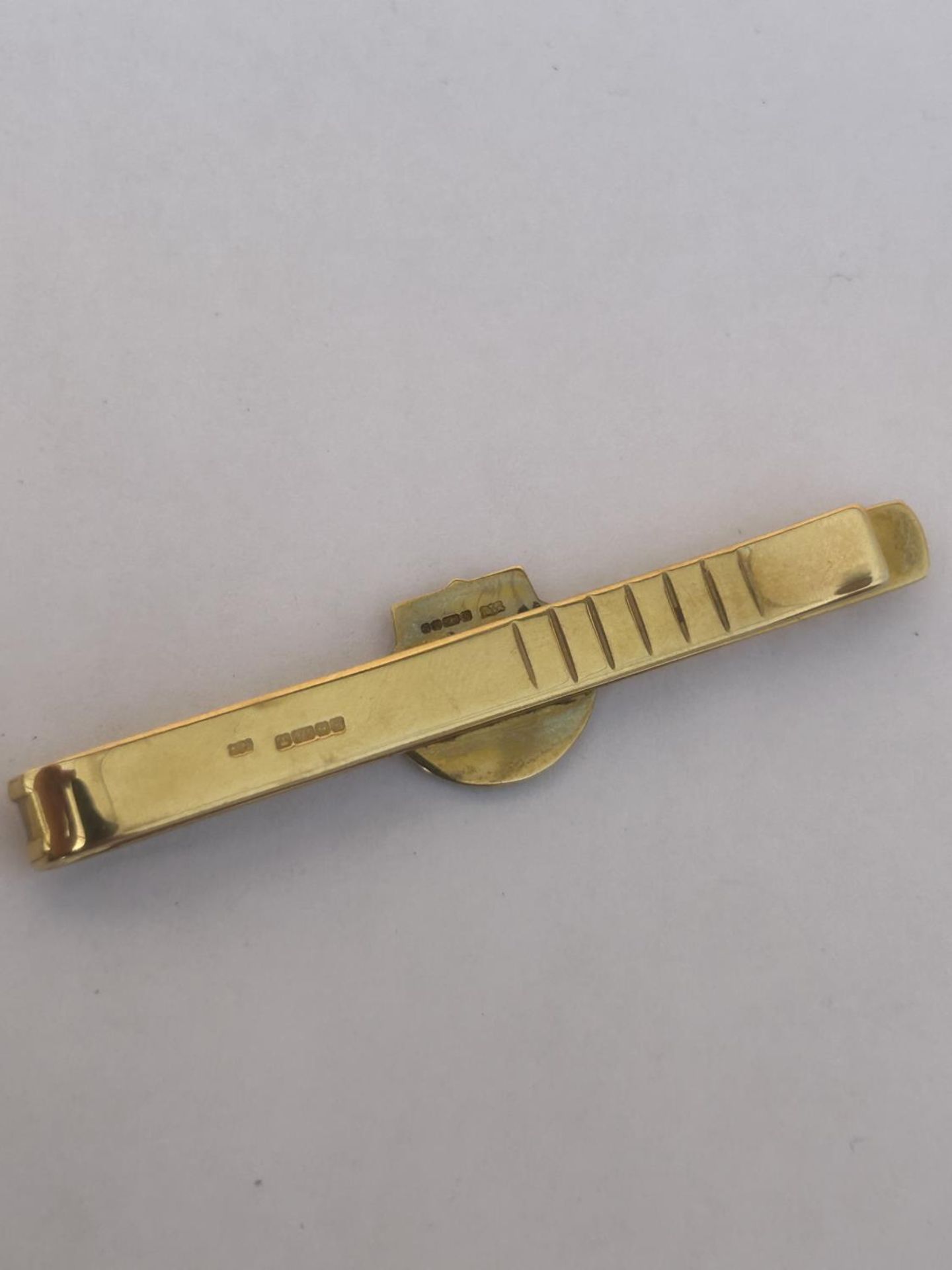 A FULLY HALLMARKED BIRMINGHAM 9CT GOLD AND DIAMOND SHELL PETROLEUM TIE PIN, WEIGHT 10 G - Image 3 of 5