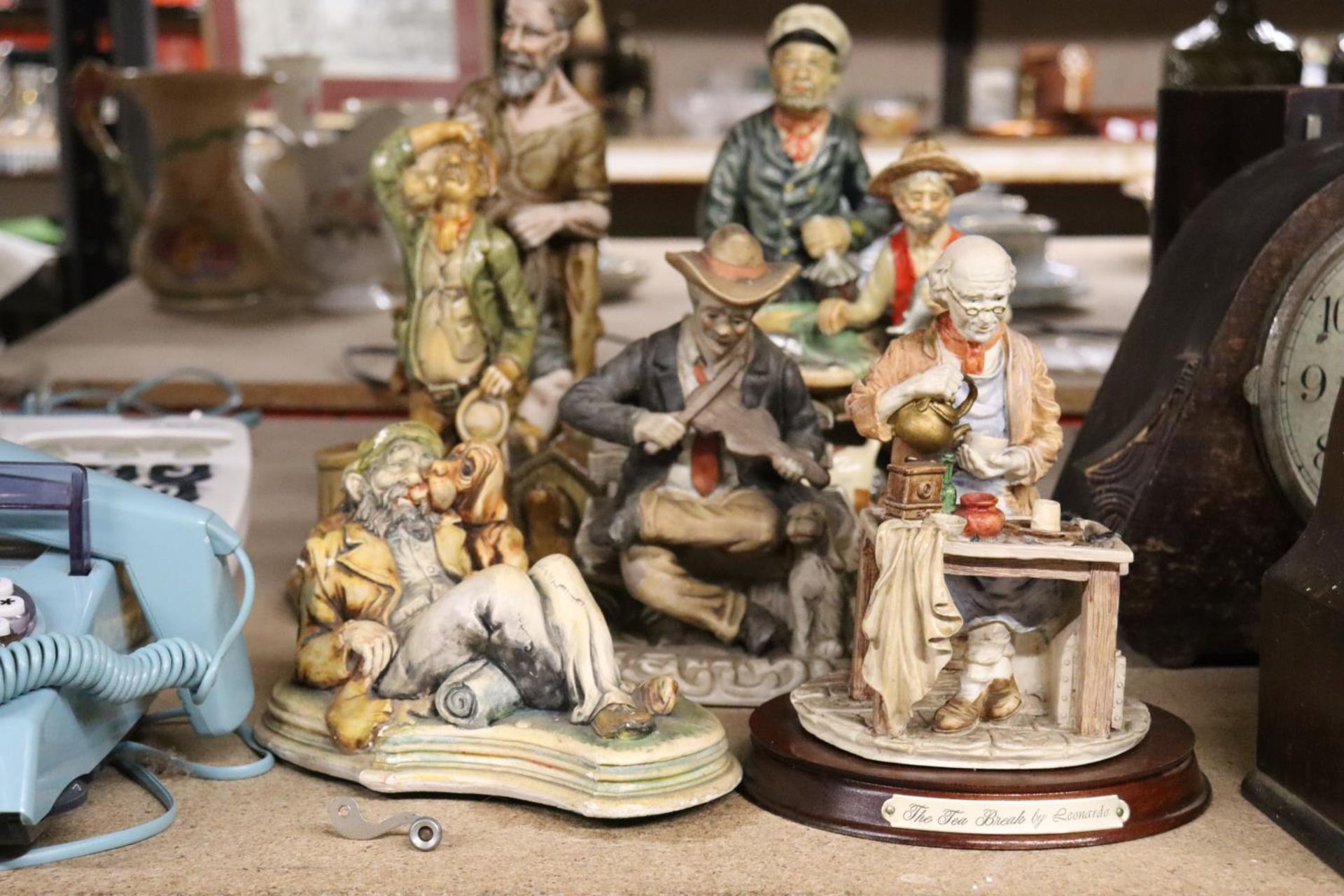 A COLLECTION OF CAPODIMONTE STYLE FIGURES TO INCLUDE LEONARDO, ETC - Image 2 of 6