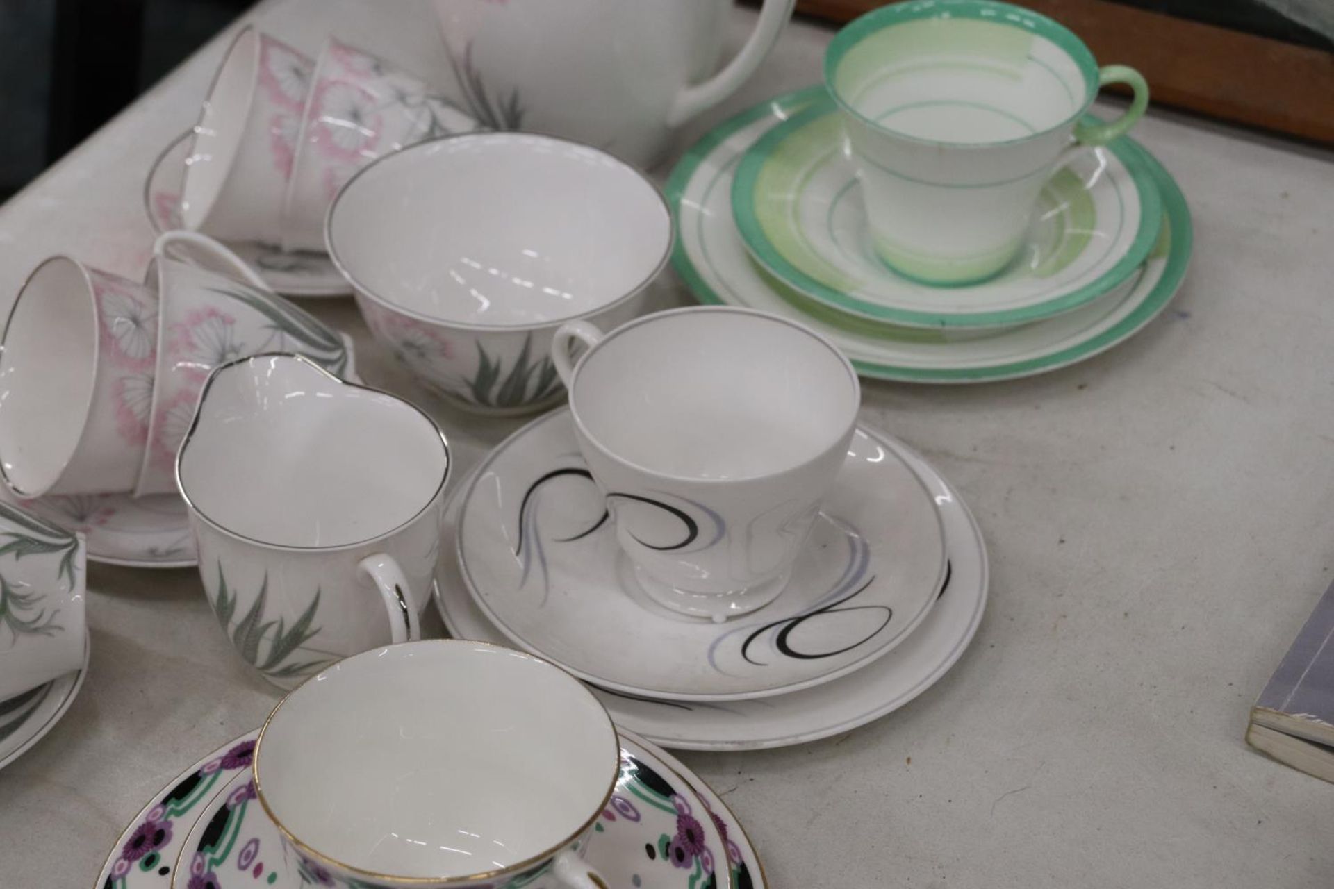 A MIXED LOT OF SHELLEY TEAWARE TO INCLUDE A TEA POT, CUPS, SAUCERS, JUG ETC - Image 3 of 6