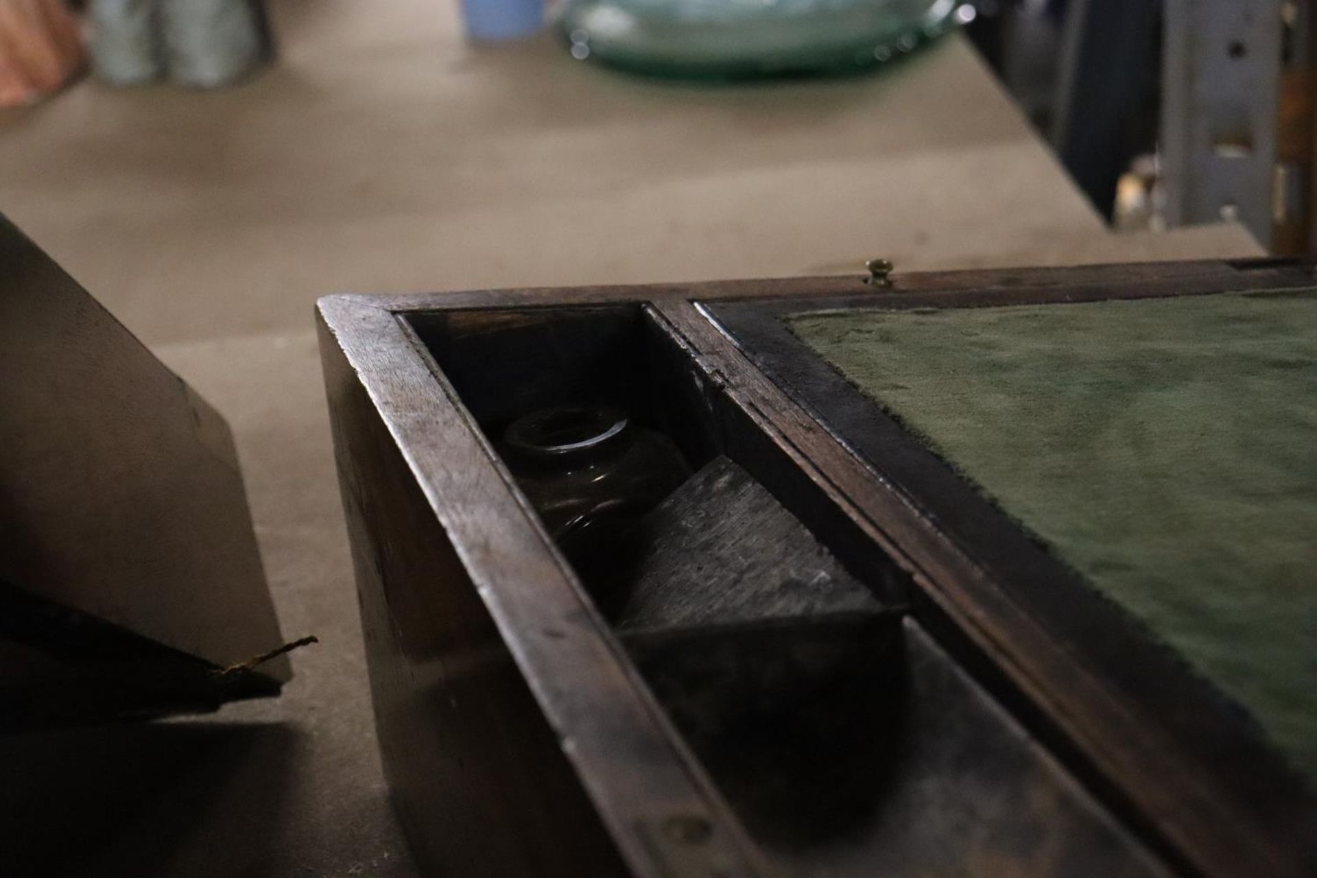 A VINTAGE MAHOGANY WITH BRASS BINDINGS WRITING SLOPE FOR RESTORATION - Image 6 of 6