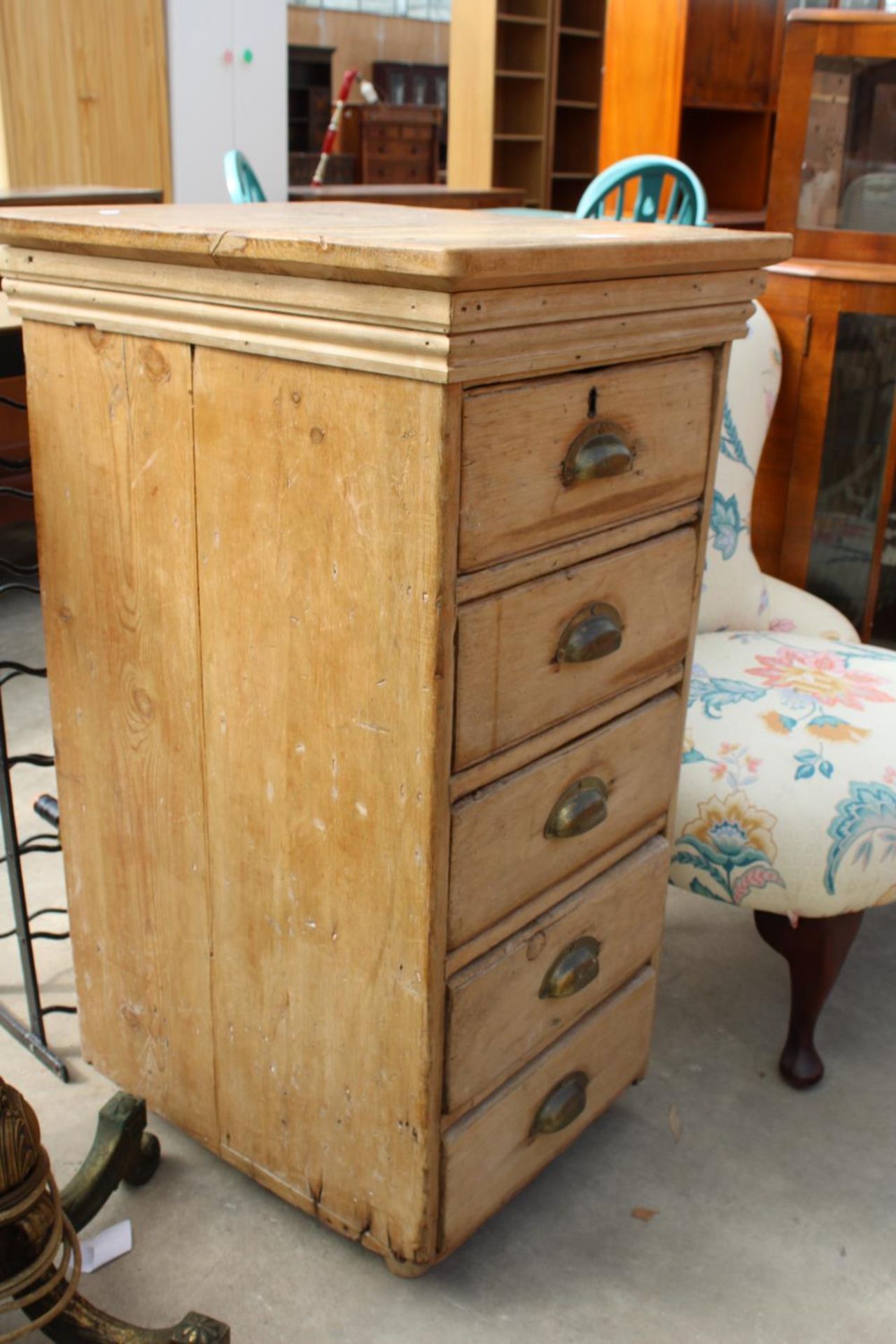 A VICTORIAN CHEST OF 5 DRAWERS WITH BRASS SCOOP HANDLES, 18" WIDE - Image 2 of 3